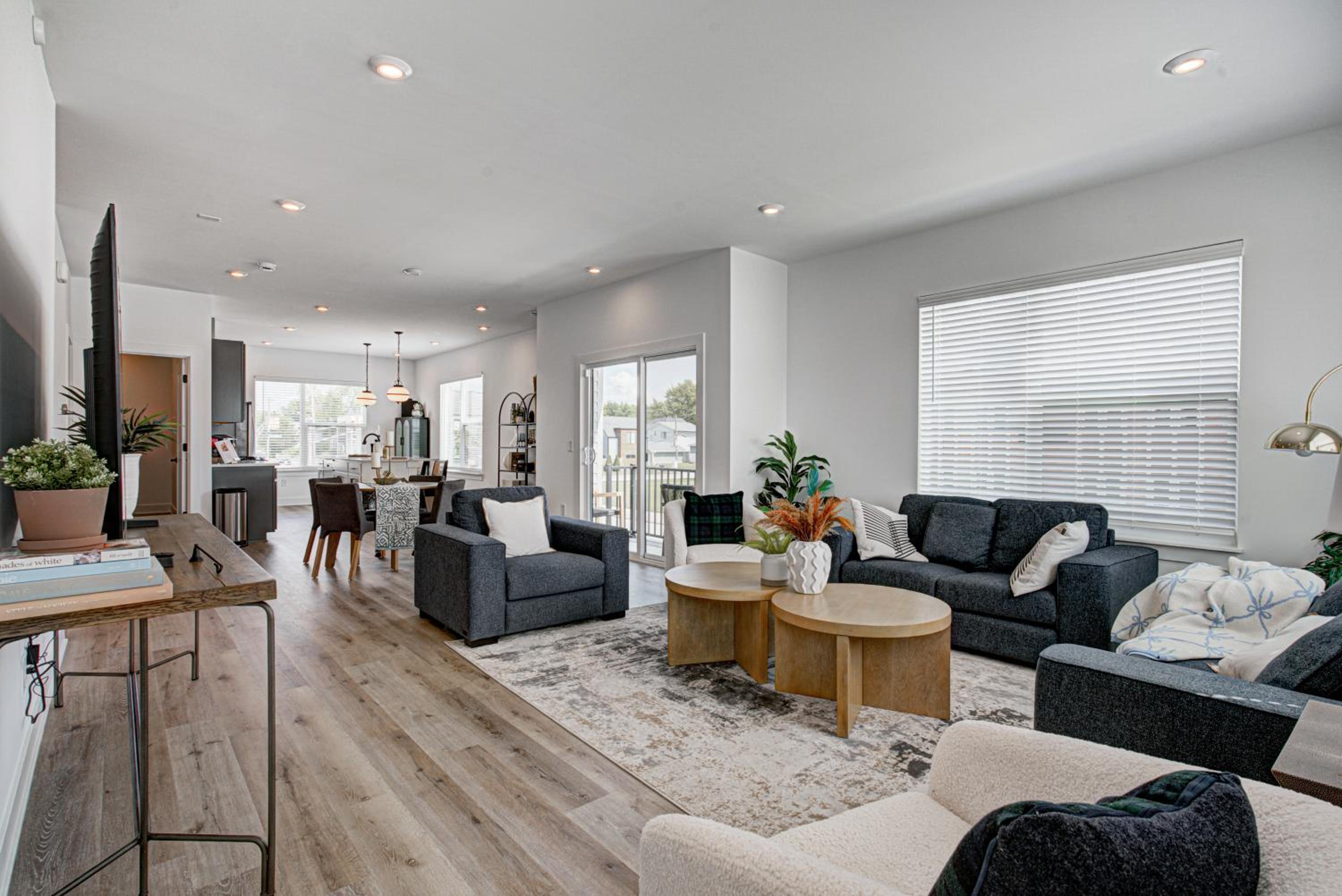 Downtown 1 mi Sleeps 6 wRooftop 3BR 4BED New built Modern Stylish Luxury