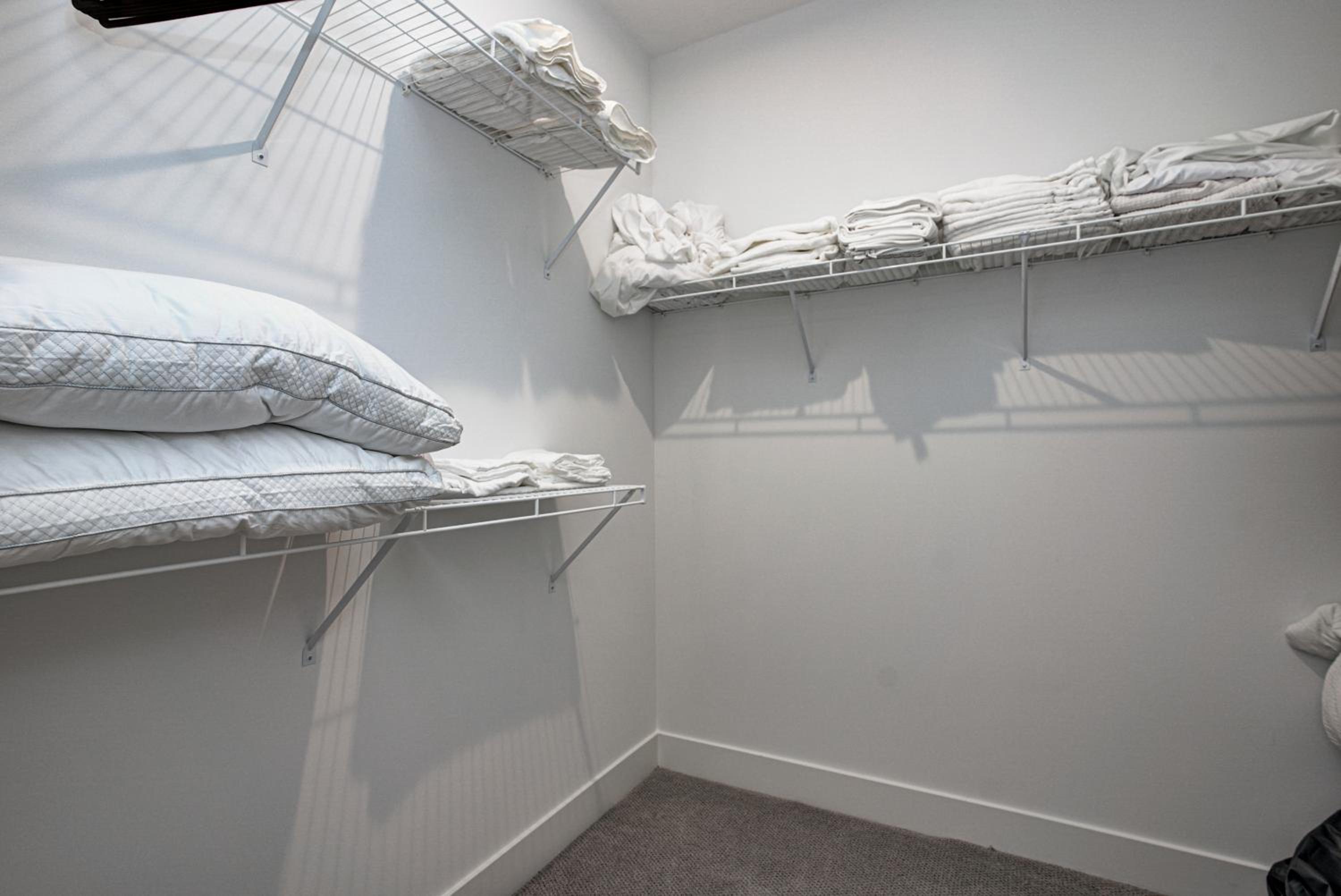 Downtown 1 mi Sleeps 6 wRooftop 3BR 4BED New built Modern Stylish Luxury