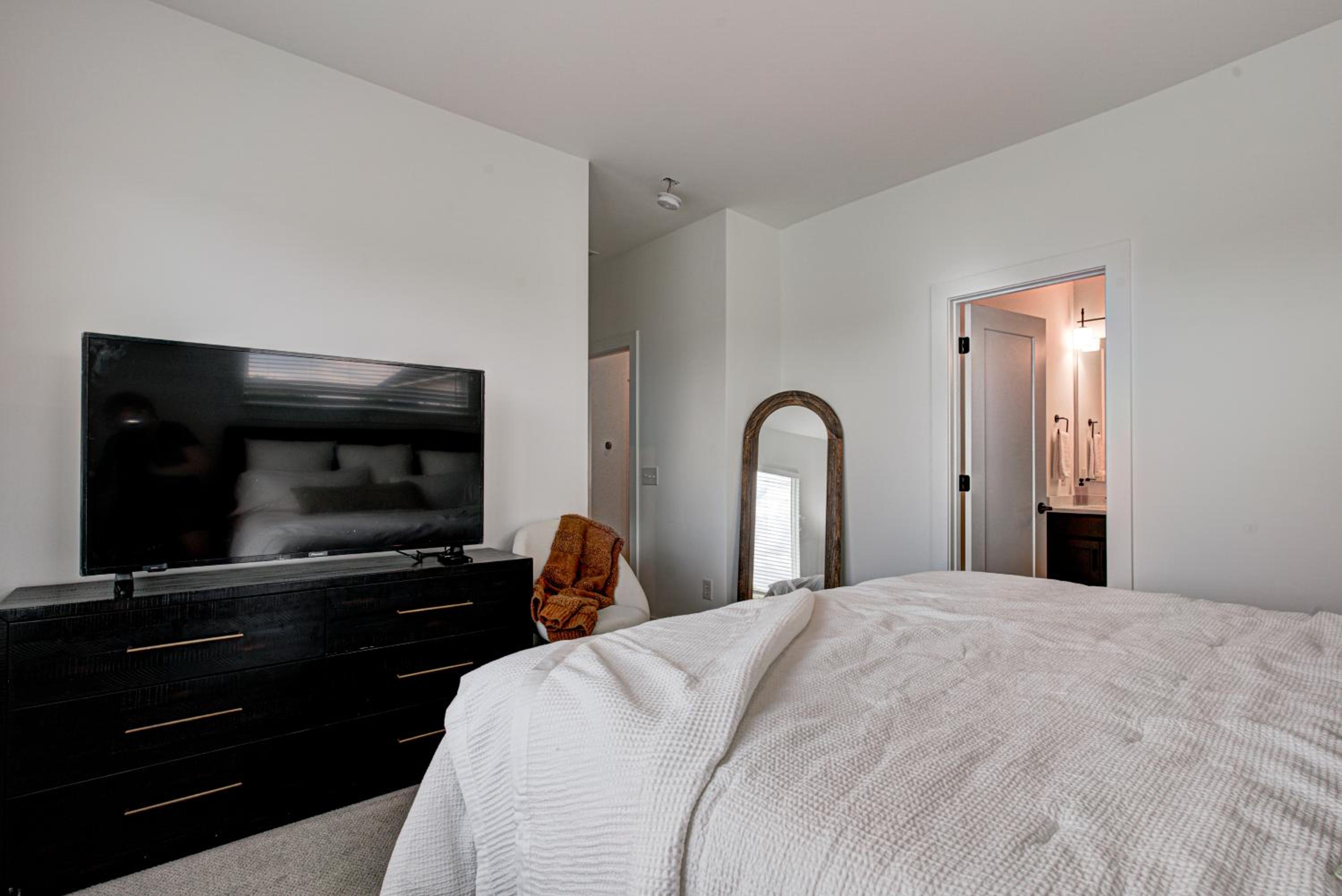 Downtown 1 mi Sleeps 6 wRooftop 3BR 4BED New built Modern Stylish Luxury