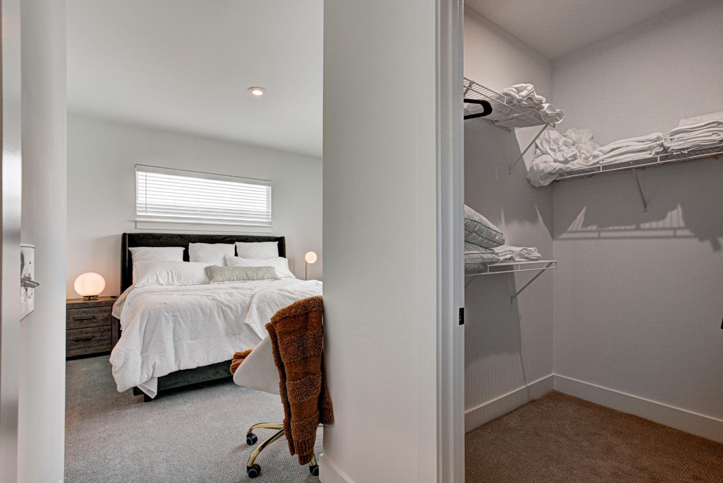 Downtown 1 mi Sleeps 6 wRooftop 3BR 4BED New built Modern Stylish Luxury
