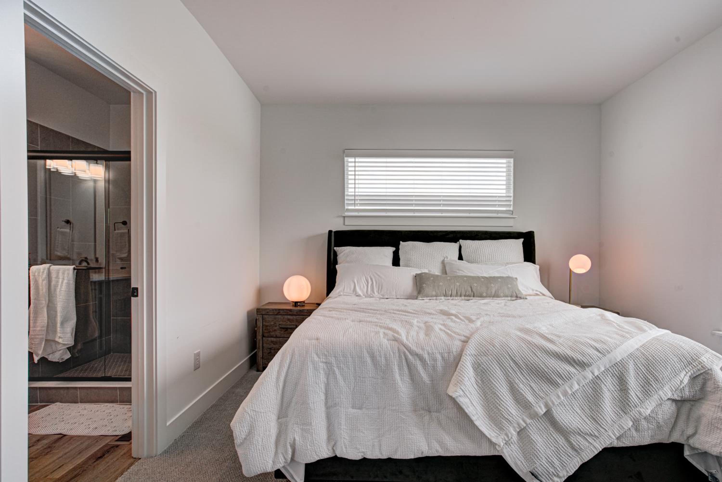 Downtown 1 mi Sleeps 6 wRooftop 3BR 4BED New built Modern Stylish Luxury