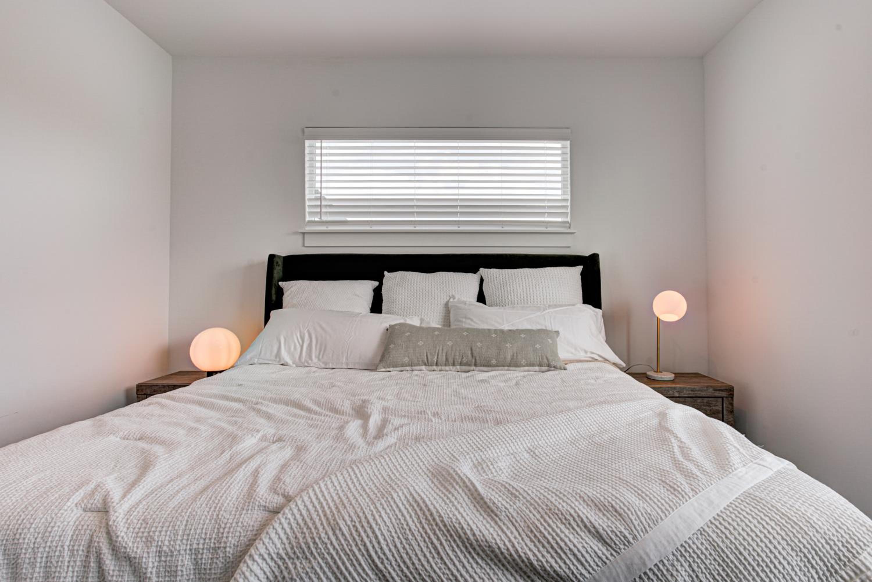 Downtown 1 mi Sleeps 6 wRooftop 3BR 4BED New built Modern Stylish Luxury