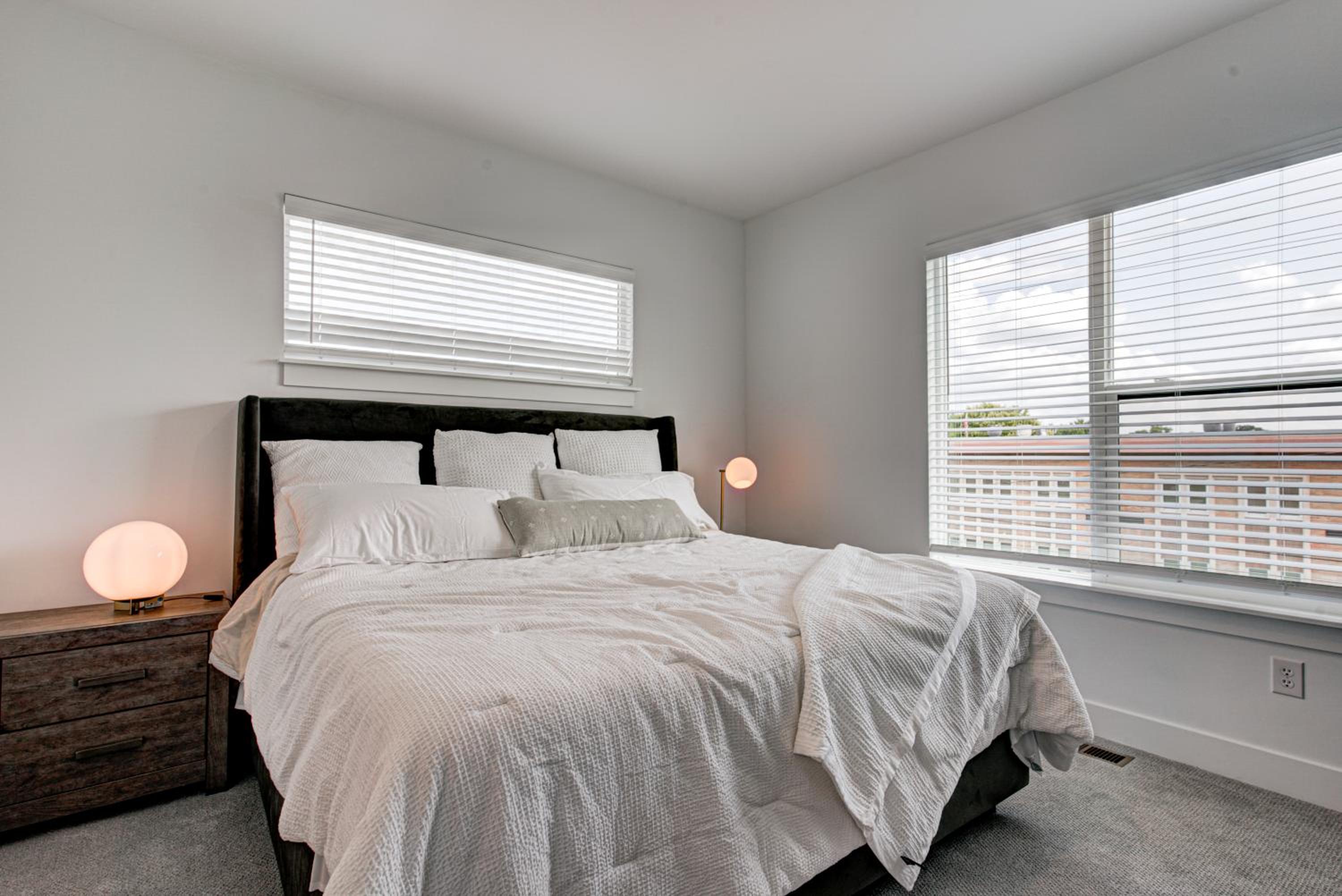 Downtown 1 mi Sleeps 6 wRooftop 3BR 4BED New built Modern Stylish Luxury