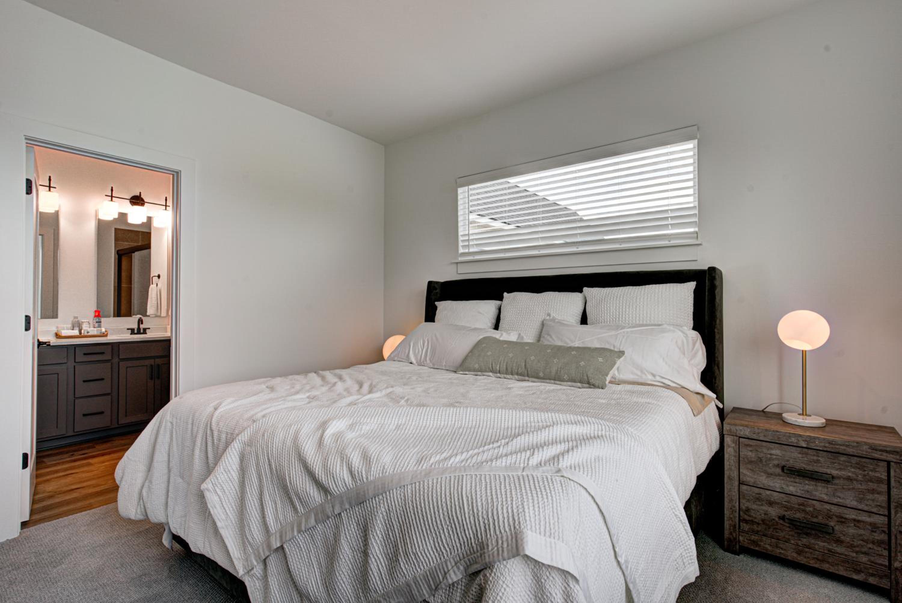 Downtown 1 mi Sleeps 6 wRooftop 3BR 4BED New built Modern Stylish Luxury