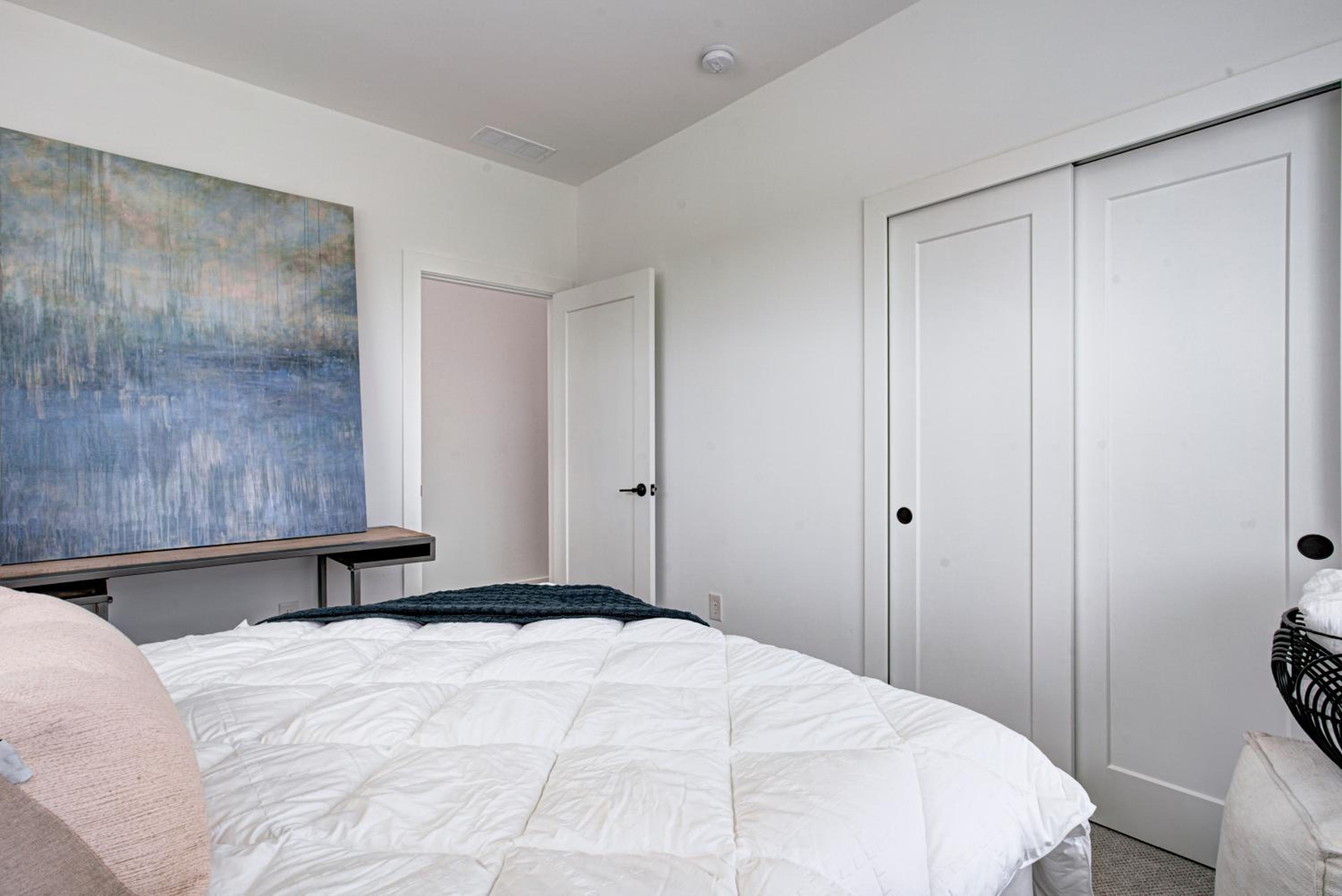 Downtown 1 mi Sleeps 6 wRooftop 3BR 4BED New built Modern Stylish Luxury