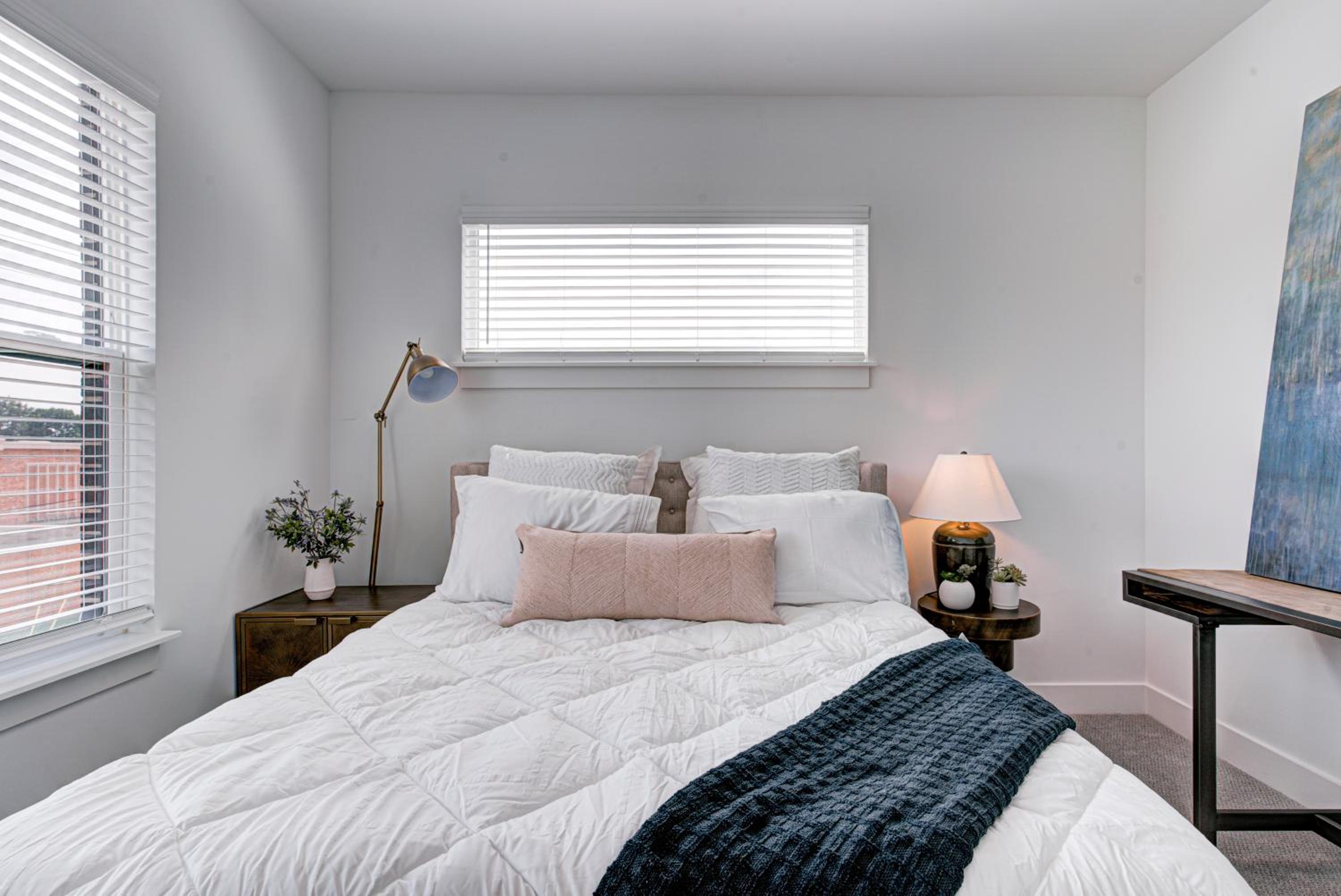 Downtown 1 mi Sleeps 6 wRooftop 3BR 4BED New built Modern Stylish Luxury