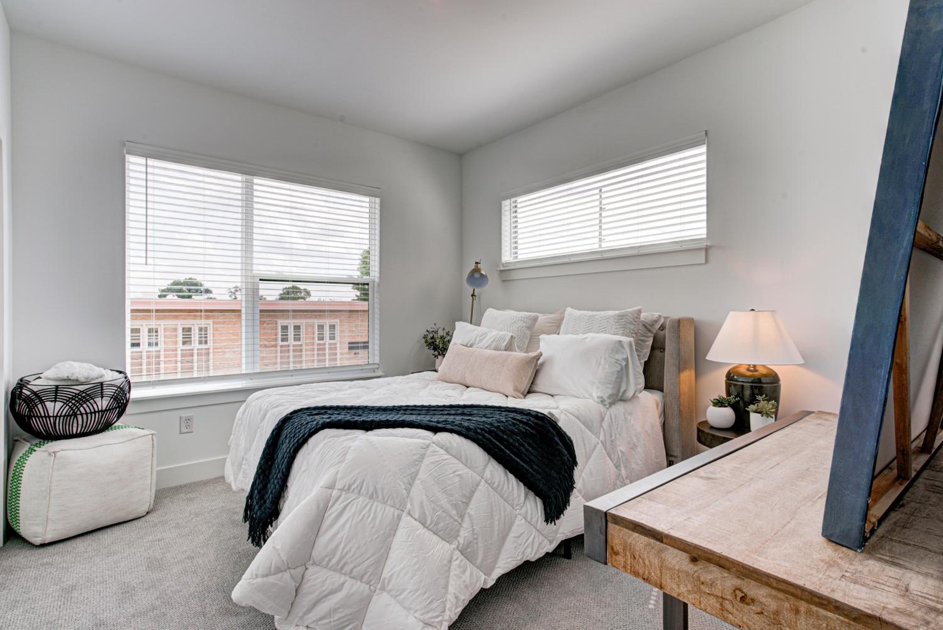 Downtown 1 mi Sleeps 6 wRooftop 3BR 4BED New built Modern Stylish Luxury