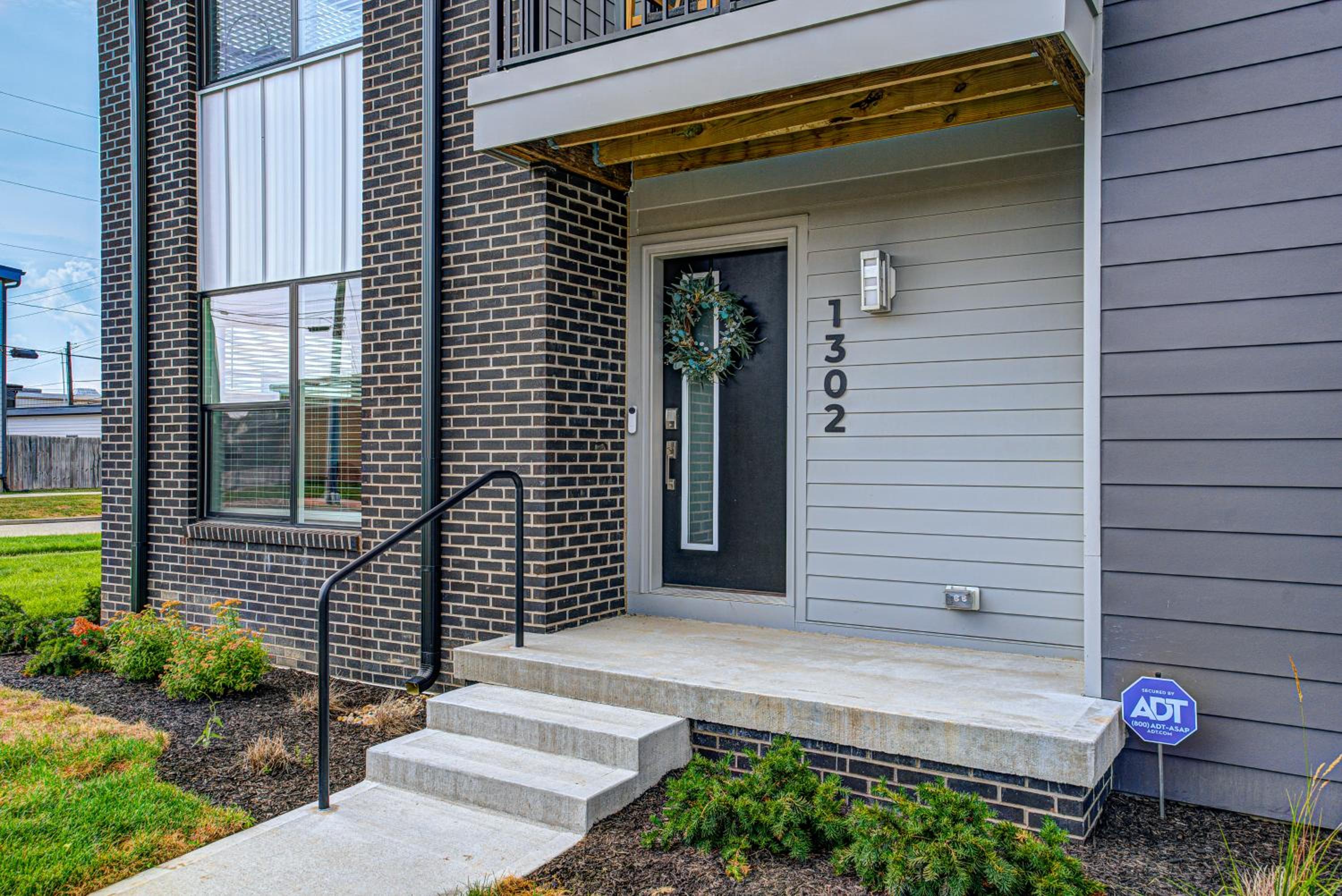 Downtown 1 mi Sleeps 6 wRooftop 3BR 4BED New built Modern Stylish Luxury
