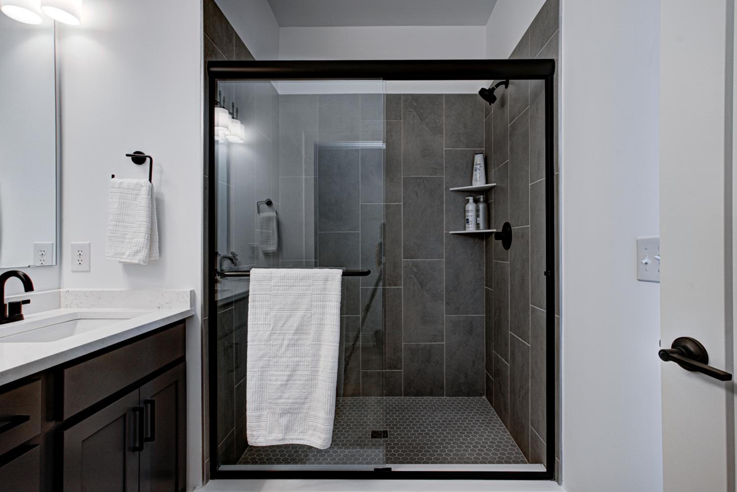 Downtown 1 mi Sleeps 6 wRooftop 3BR 4BED New built Modern Stylish Luxury