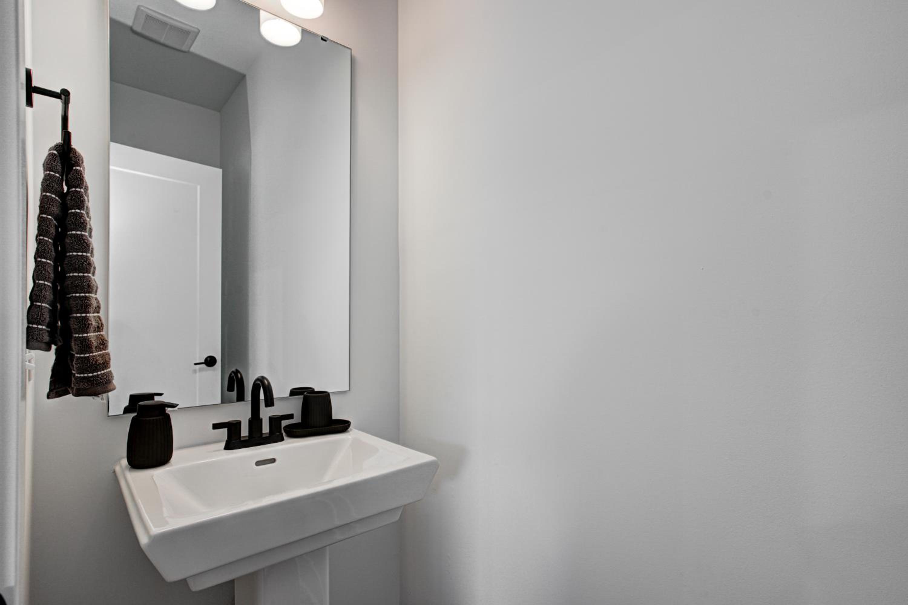 Downtown 1 mi Sleeps 6 wRooftop 3BR 4BED New built Modern Stylish Luxury