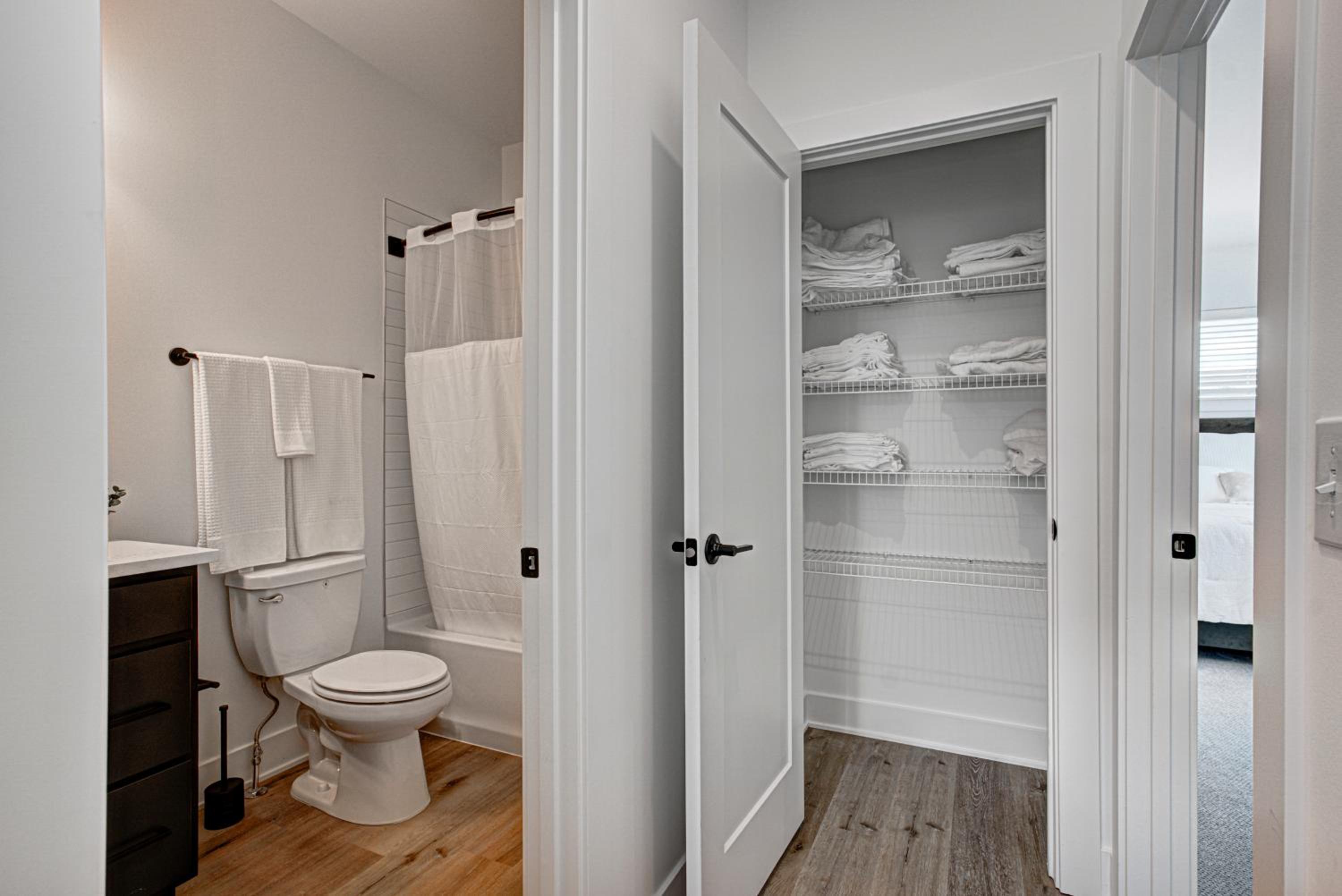 Downtown 1 mi Sleeps 6 wRooftop 3BR 4BED New built Modern Stylish Luxury