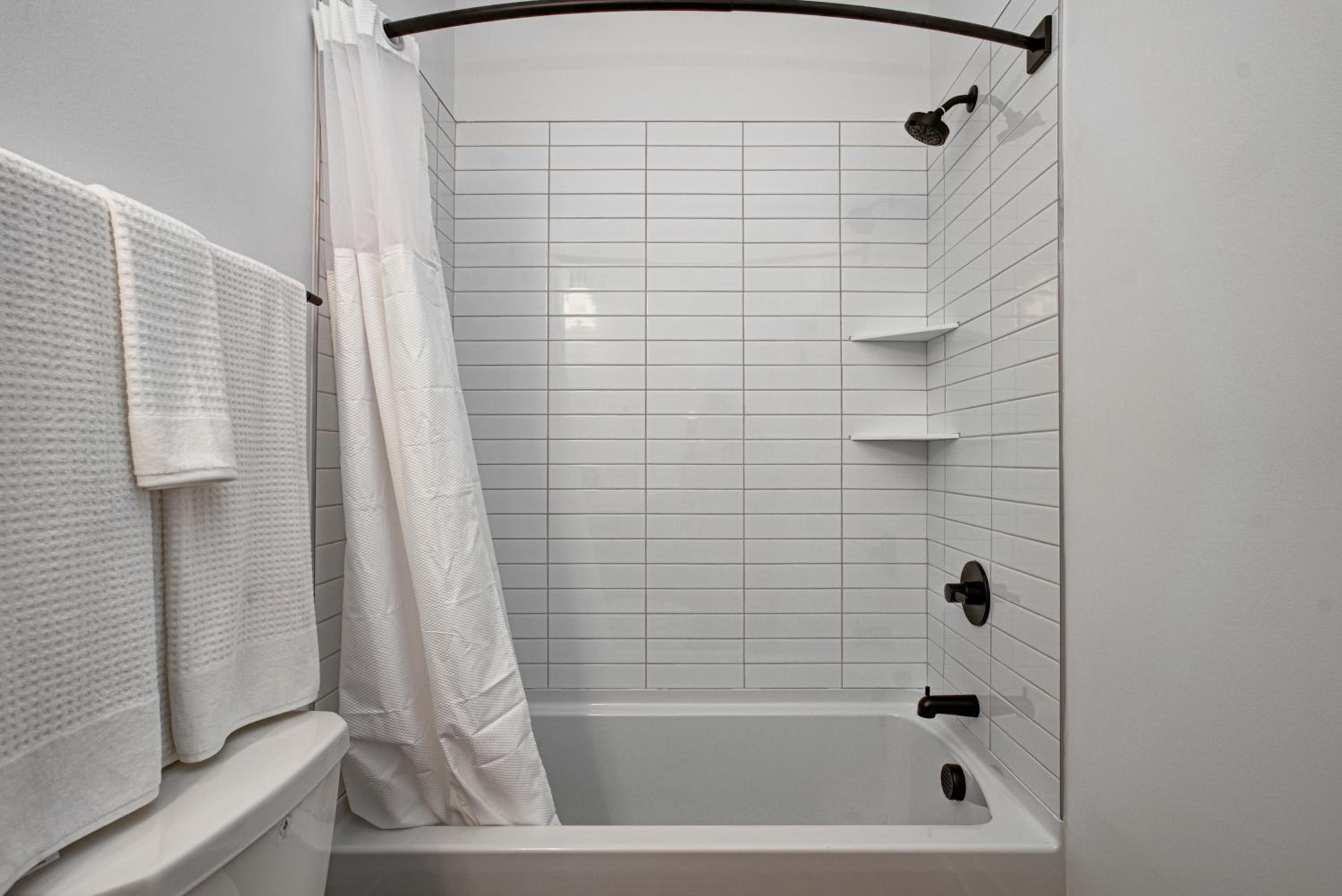 Downtown 1 mi Sleeps 6 wRooftop 3BR 4BED New built Modern Stylish Luxury