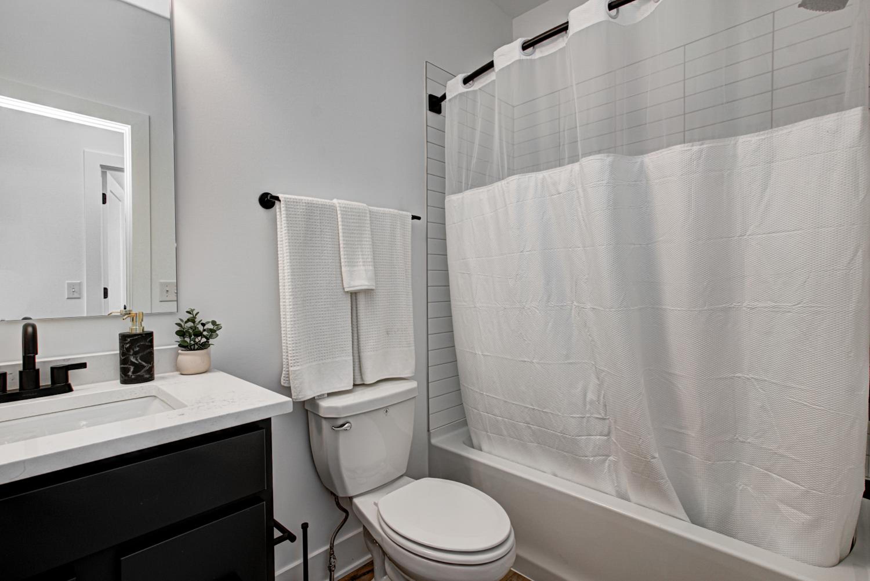 Downtown 1 mi Sleeps 6 wRooftop 3BR 4BED New built Modern Stylish Luxury