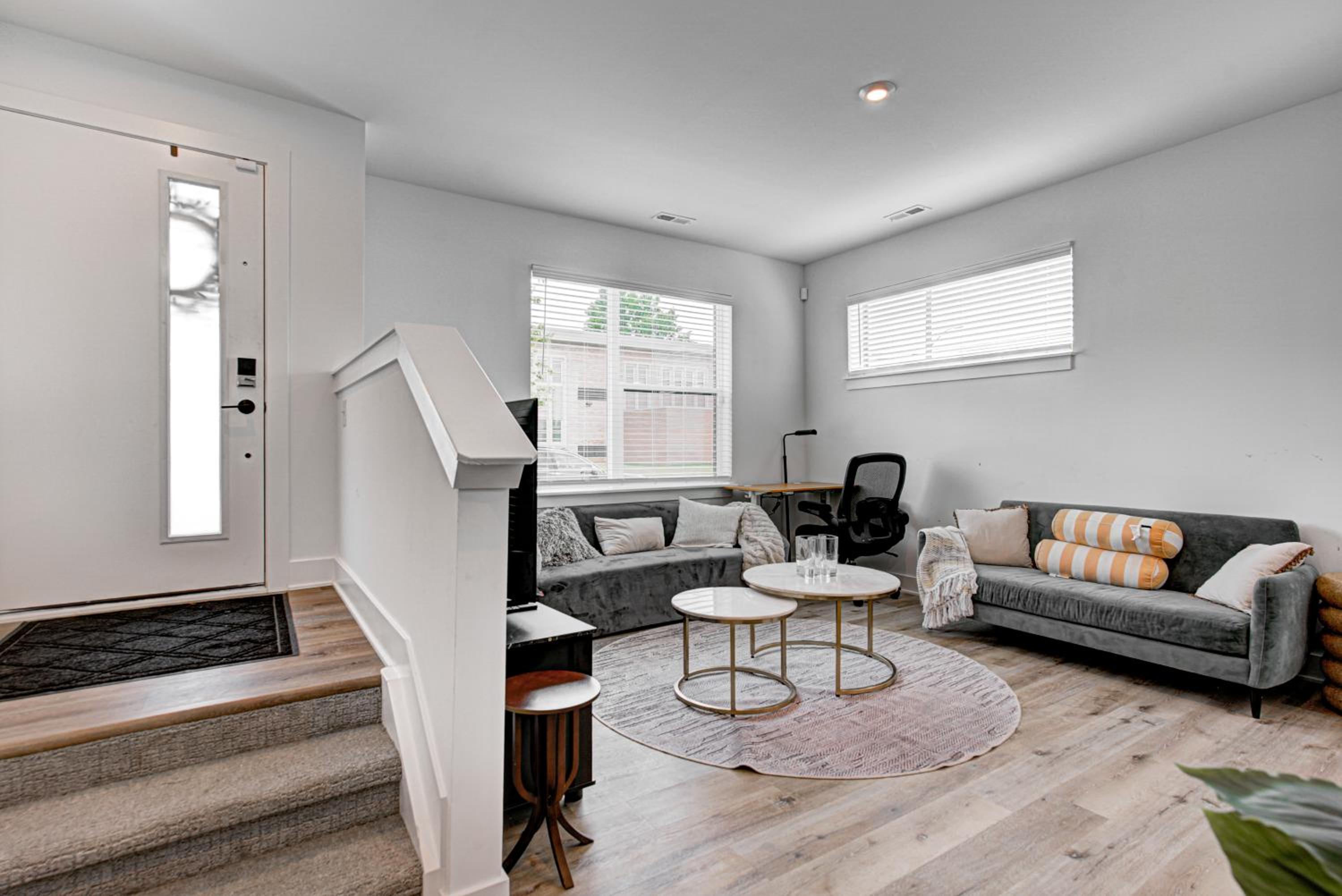 Downtown 1 mi Sleeps 6 wRooftop 3BR 4BED New built Modern Stylish Luxury