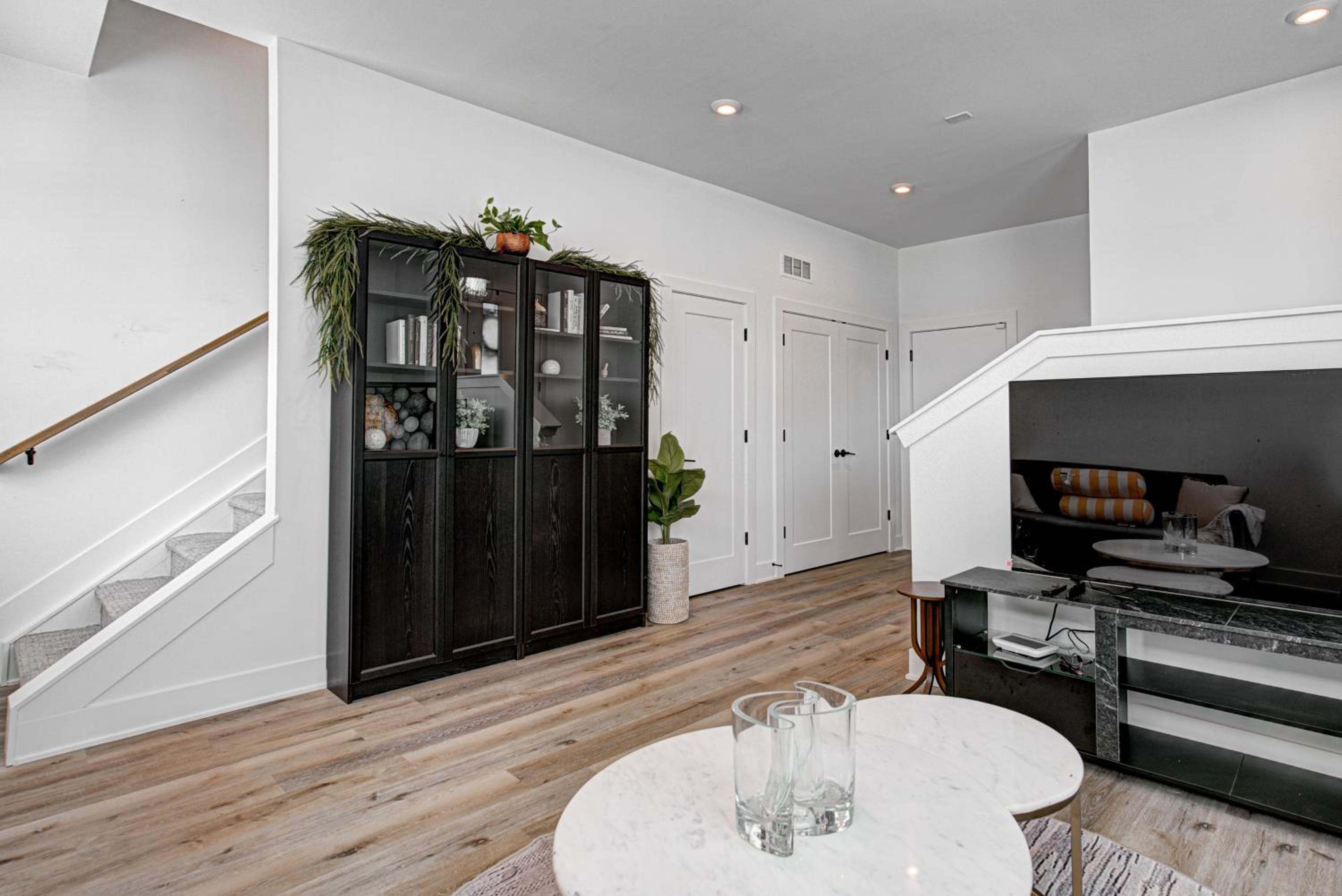 Downtown 1 mi Sleeps 6 wRooftop 3BR 4BED New built Modern Stylish Luxury