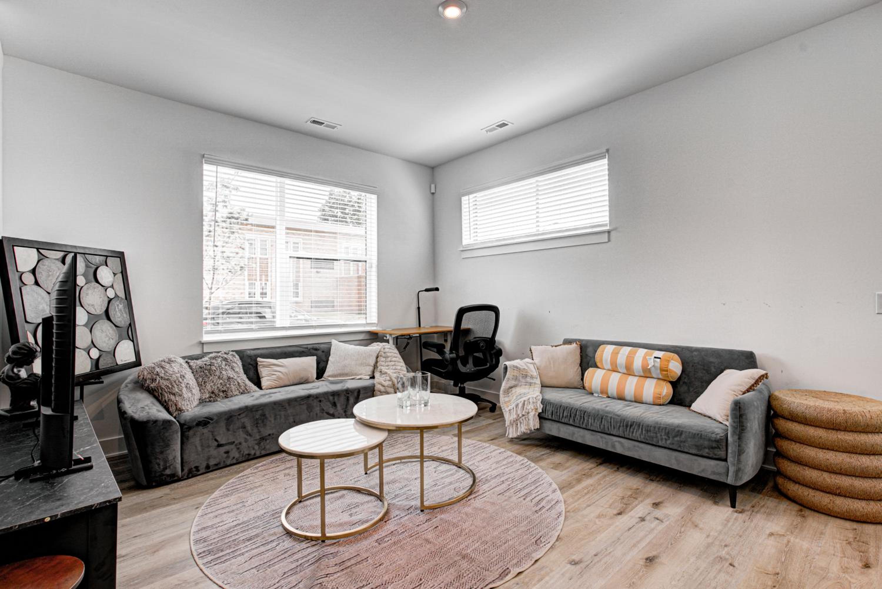 Downtown 1 mi Sleeps 6 wRooftop 3BR 4BED New built Modern Stylish Luxury