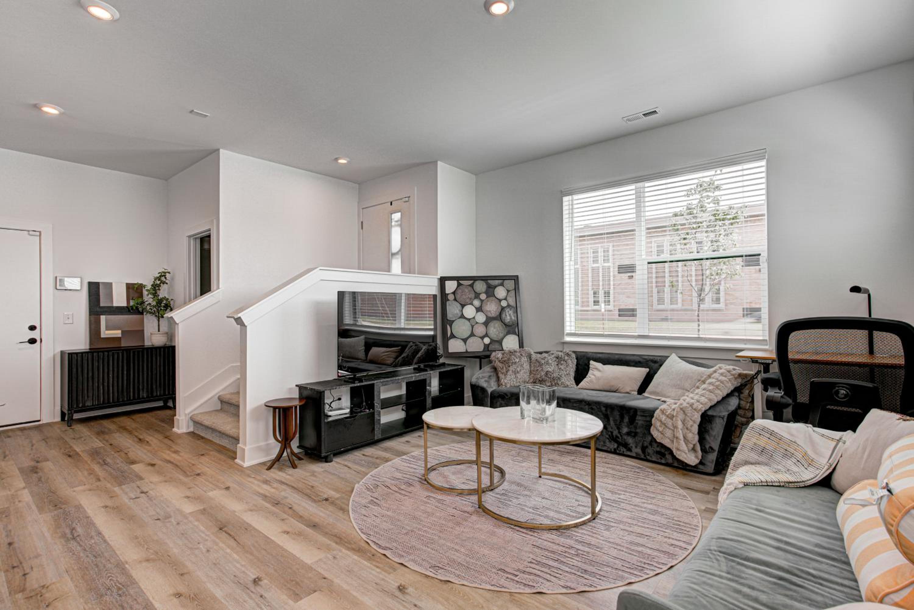Downtown 1 mi Sleeps 6 wRooftop 3BR 4BED New built Modern Stylish Luxury