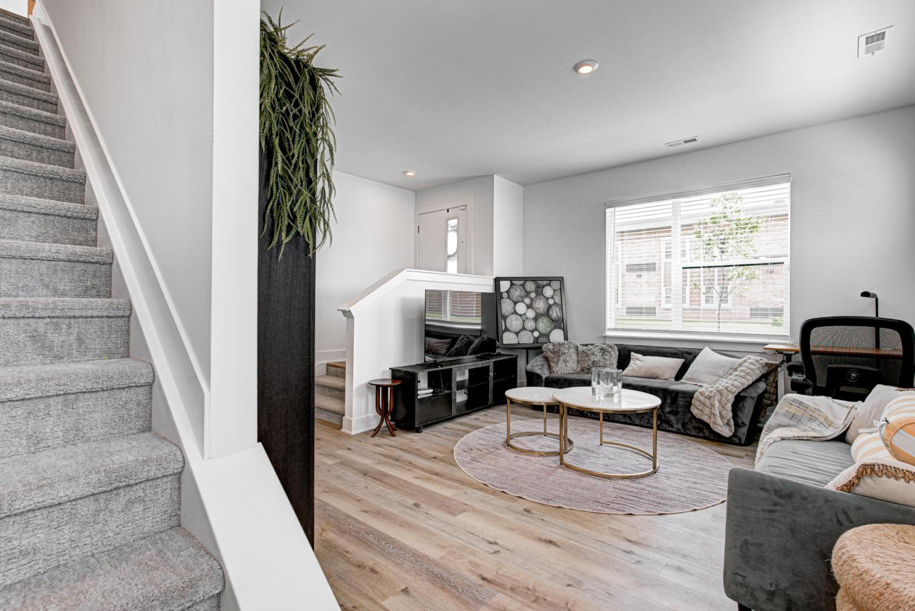 Downtown 1 mi Sleeps 6 wRooftop 3BR 4BED New built Modern Stylish Luxury