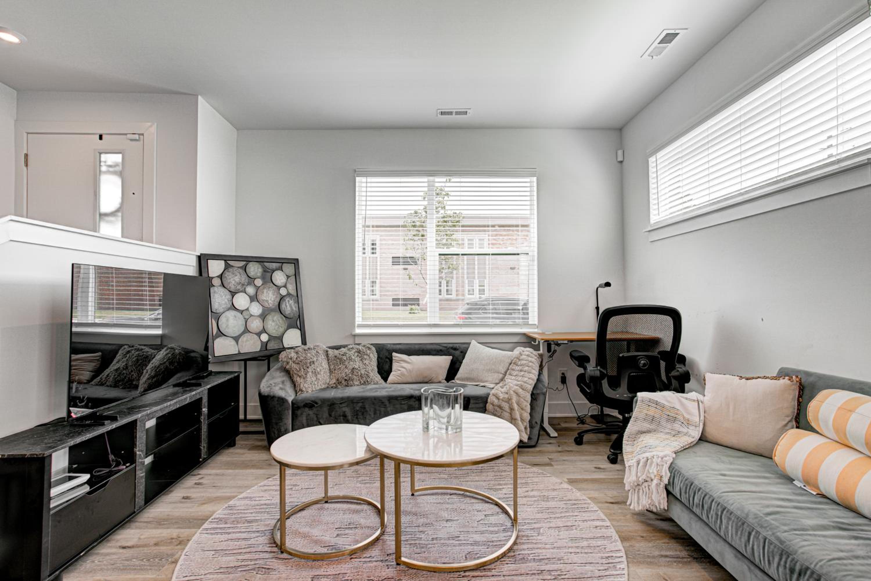 Downtown 1 mi Sleeps 6 wRooftop 3BR 4BED New built Modern Stylish Luxury