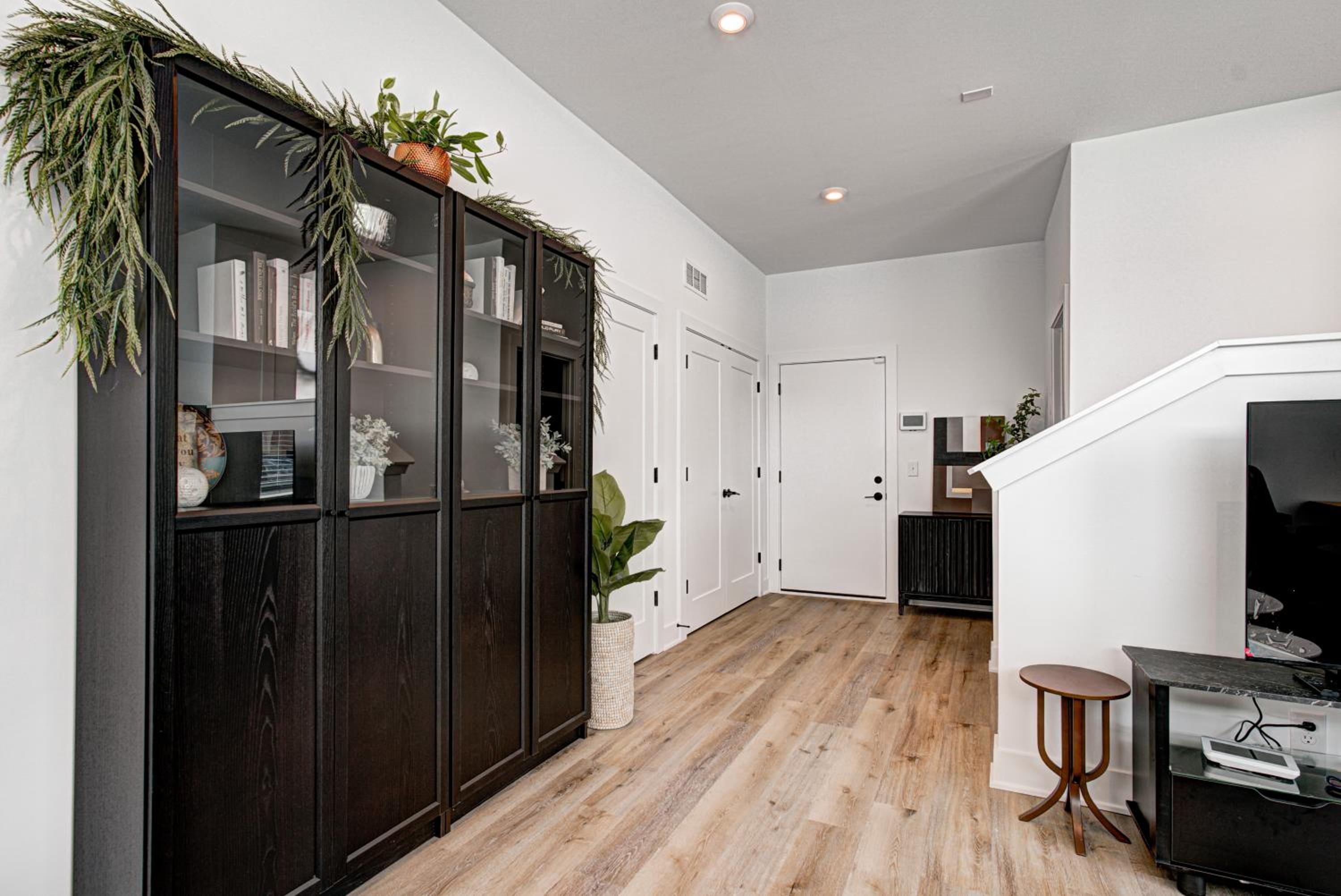 Downtown 1 mi Sleeps 6 wRooftop 3BR 4BED New built Modern Stylish Luxury