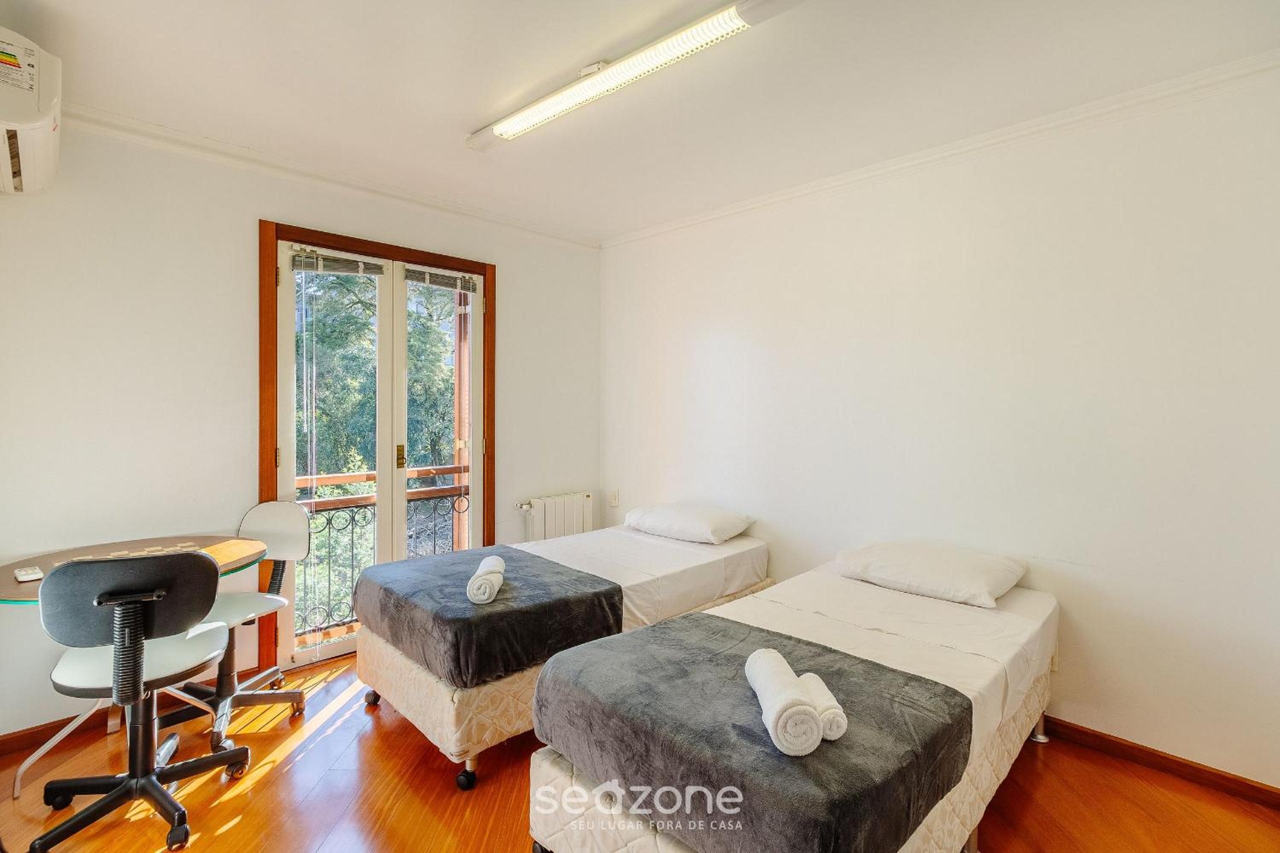 3 Bedroom Apartment with Mountain View RLU0302