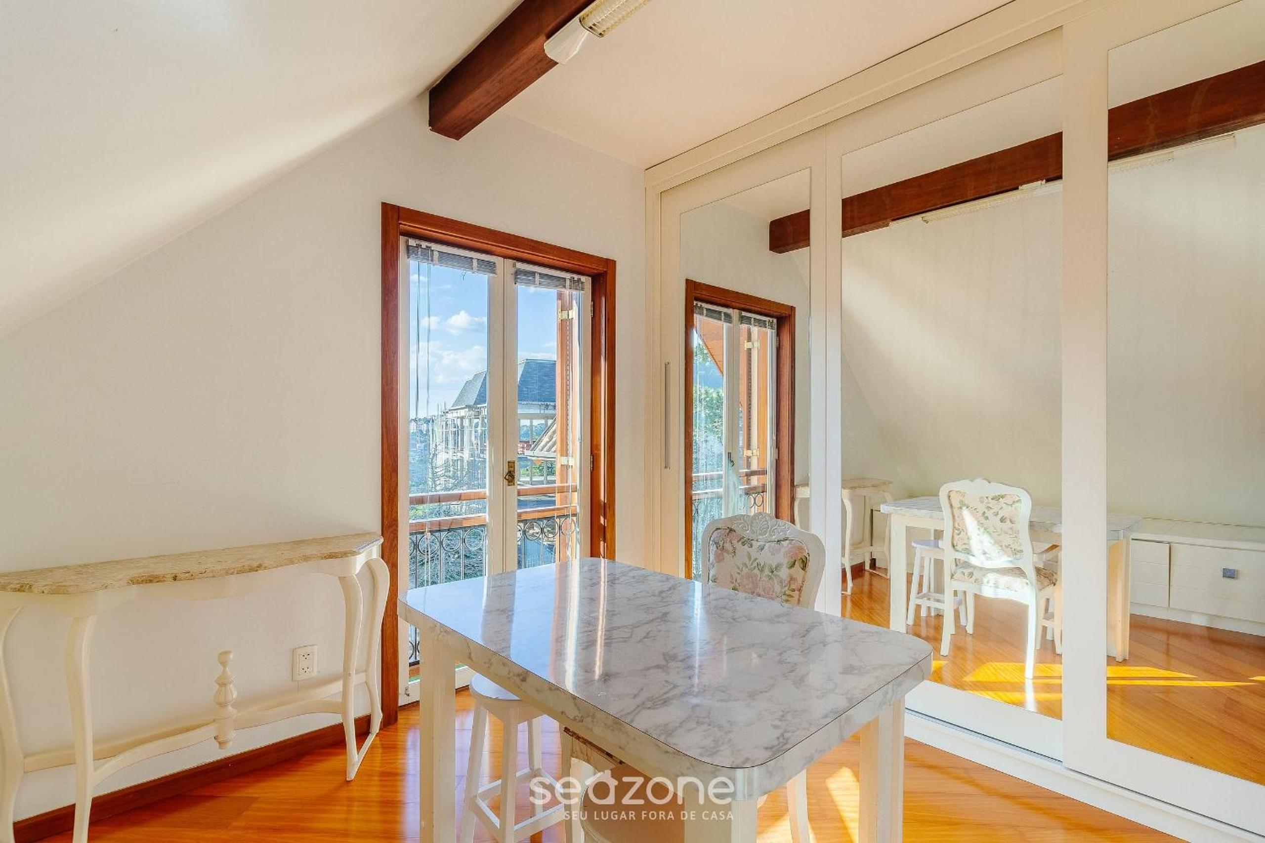 3 Bedroom Apartment with Mountain View RLU0302