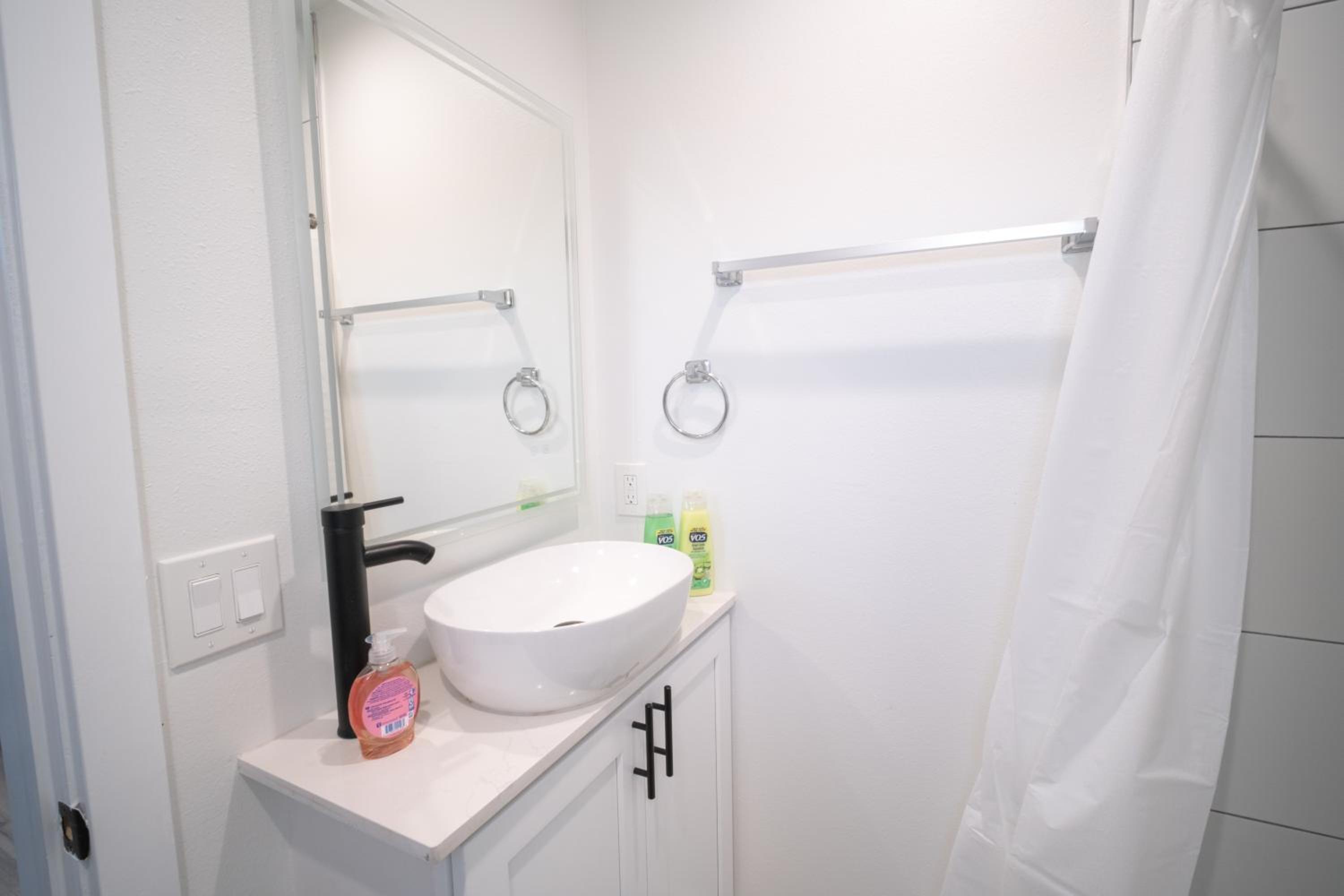 Modern Private Ensuite Room near USC