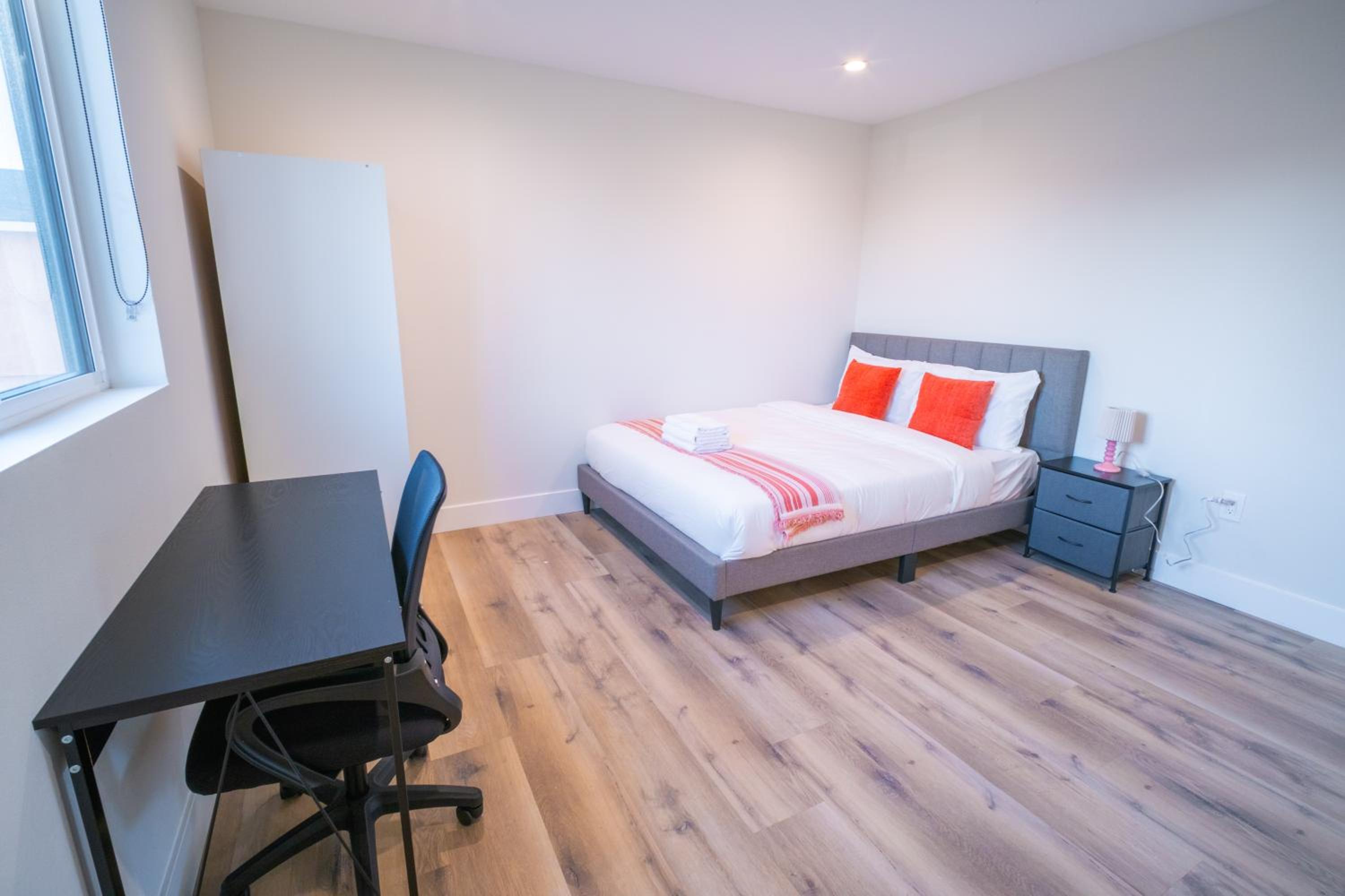 Modern Private Ensuite Room near USC