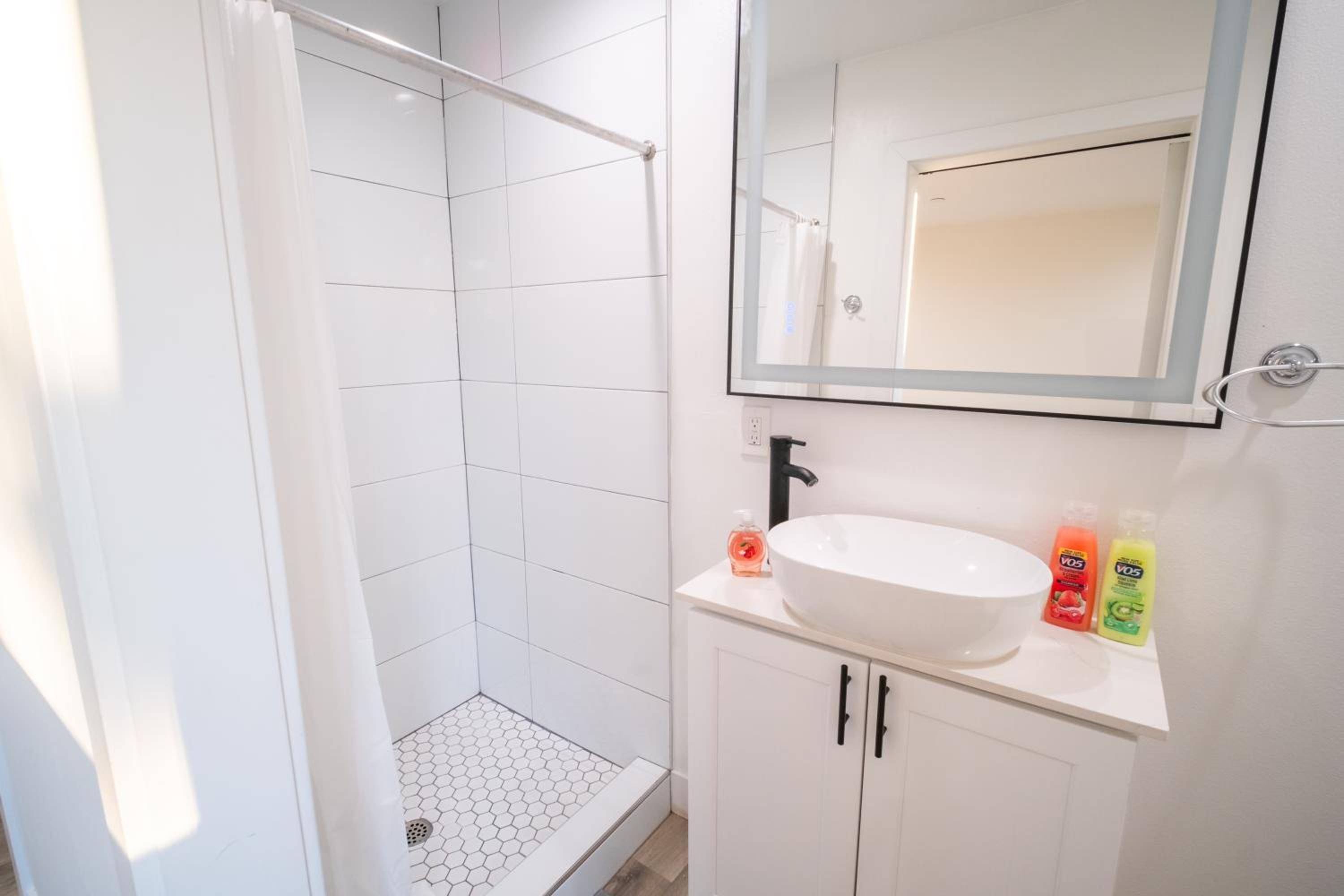Modern Private Ensuite Room near USC