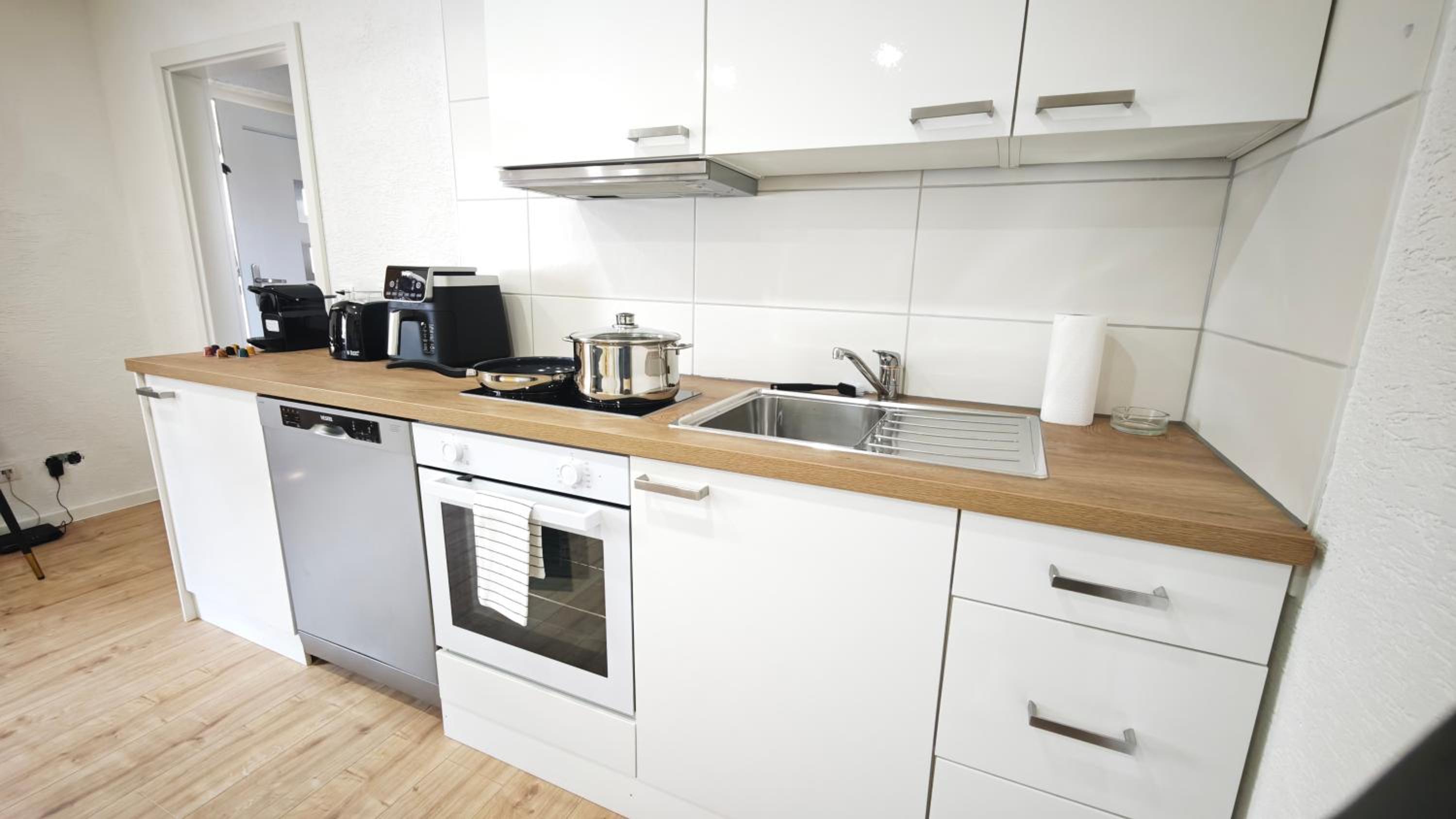 DANESSI-Business-Apartment, nahe Industriegebiet und Koblenz, WLAN, Smart TV Boxspringbett mit Waipu, Vollausgestattete Küche uvm