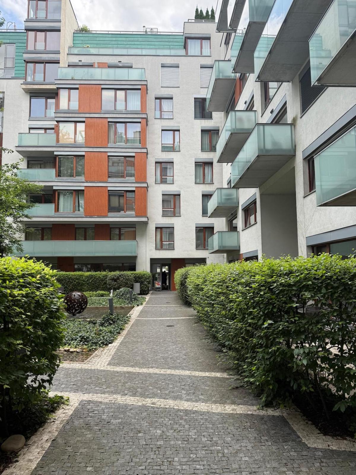 Karlín Diamond View & Garage
