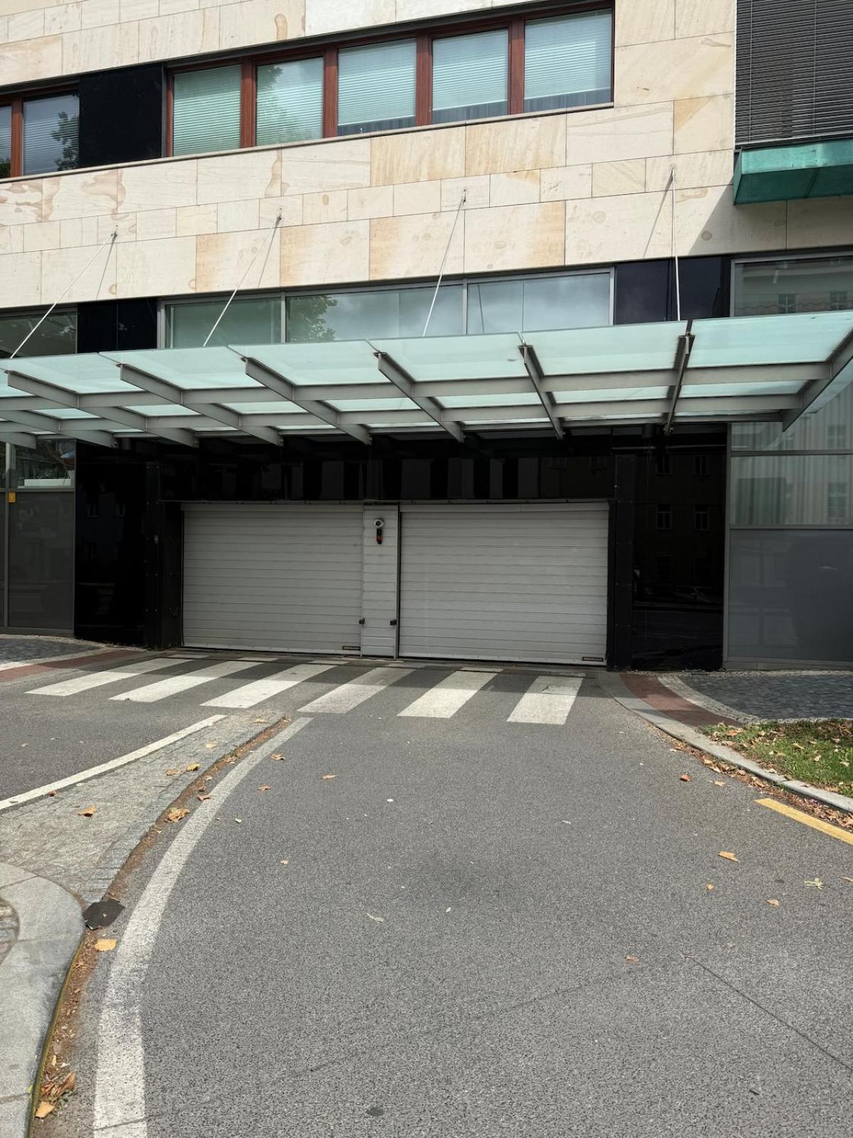 Karlín Diamond View & Garage