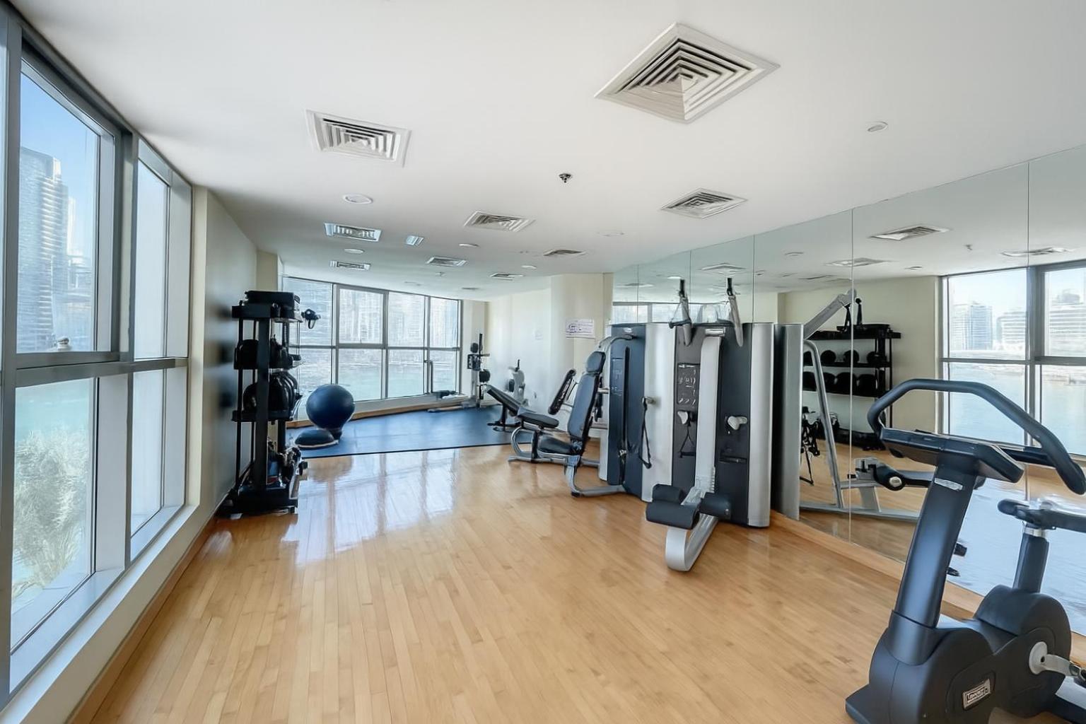 Keyrock - Dubai Marina Apartment with Stunning Sea View, Pool, Gym & Free Parking