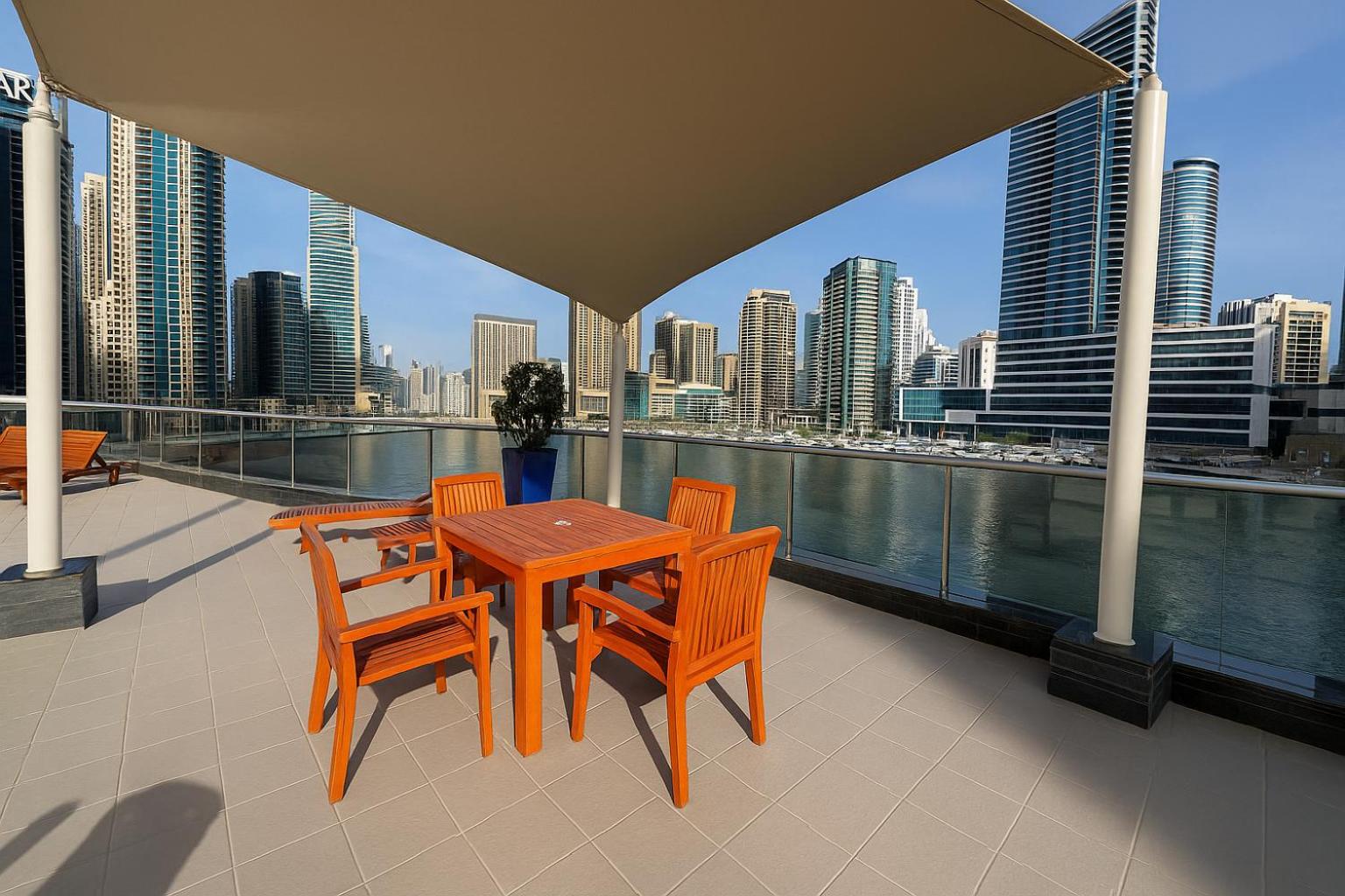 Keyrock - Dubai Marina Apartment with Stunning Sea View, Pool, Gym & Free Parking