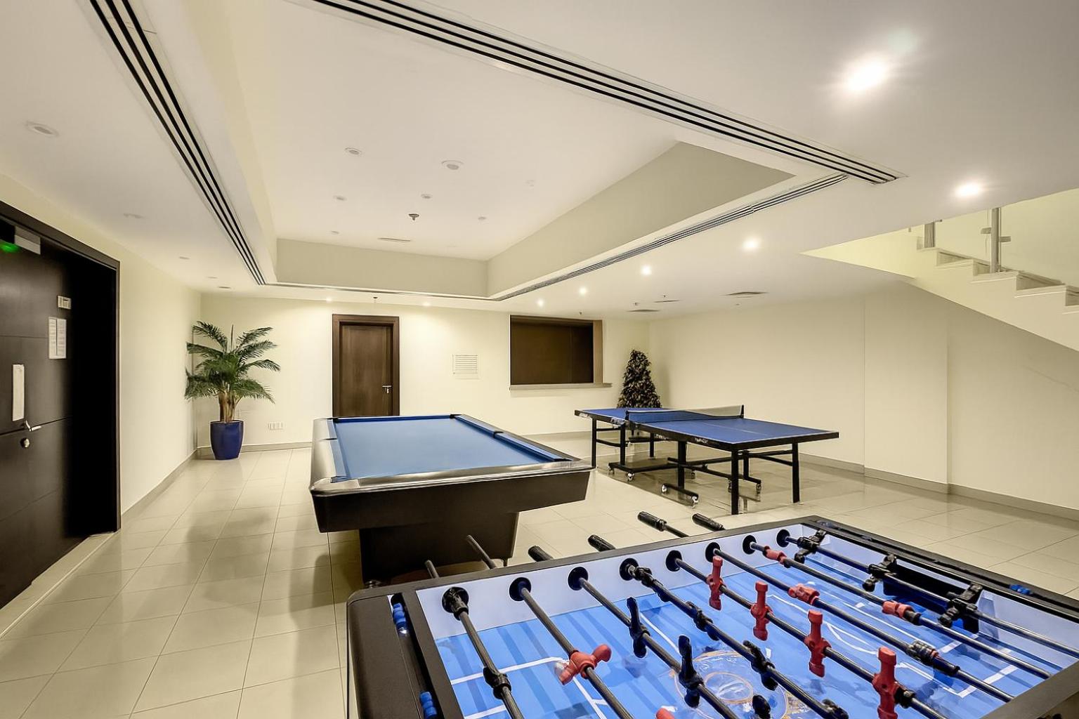 Keyrock - Dubai Marina Apartment with Stunning Sea View, Pool, Gym & Free Parking