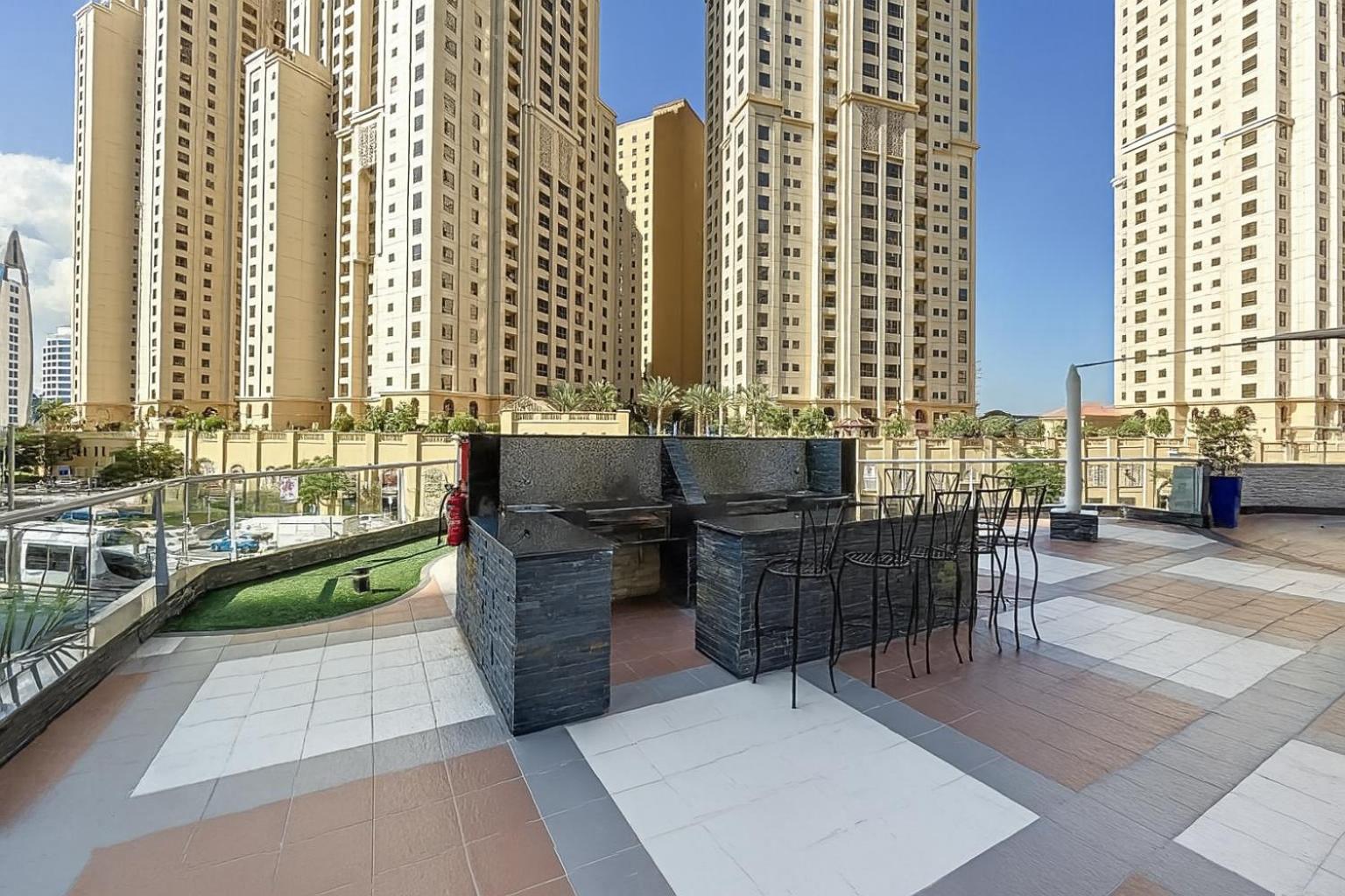 Keyrock - Dubai Marina Apartment with Stunning Sea View, Pool, Gym & Free Parking