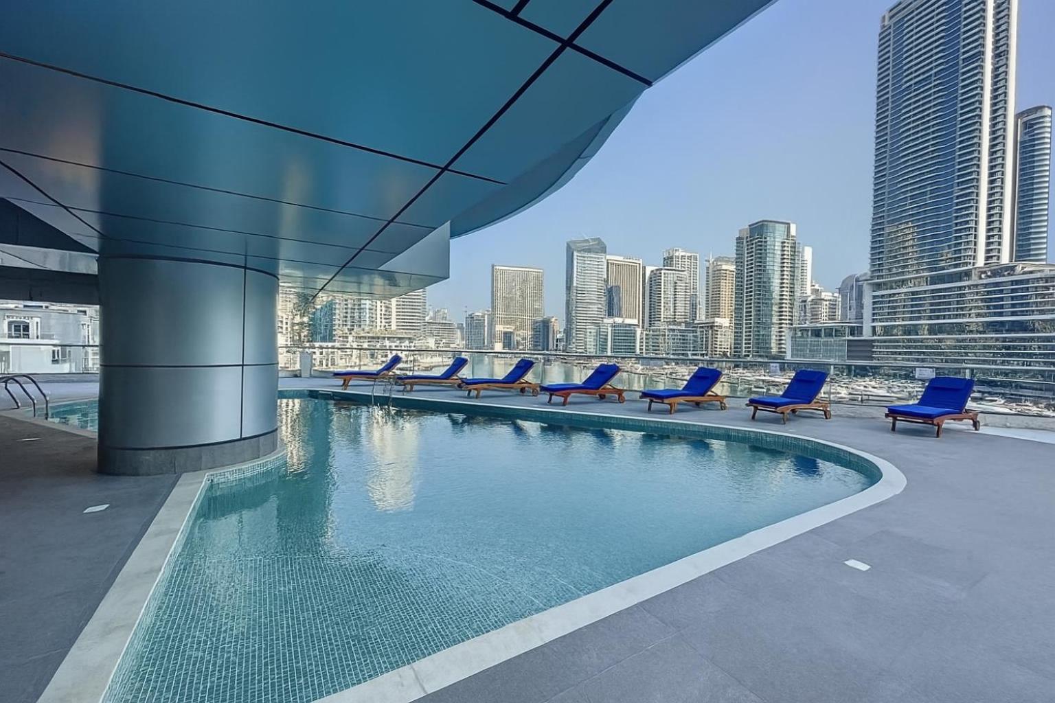Keyrock - Dubai Marina Apartment with Stunning Sea View, Pool, Gym & Free Parking