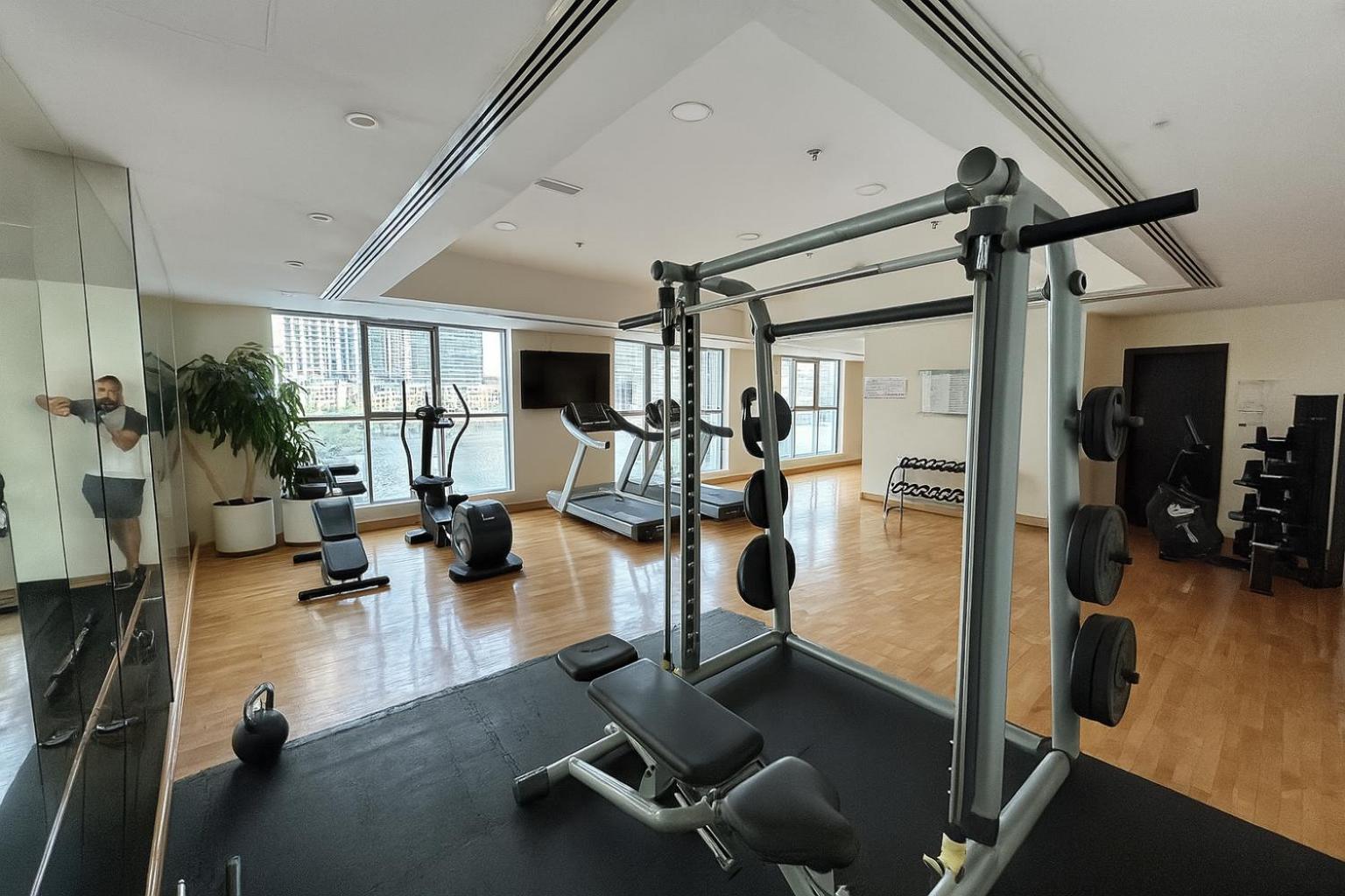 Keyrock - Dubai Marina Apartment with Stunning Sea View, Pool, Gym & Free Parking