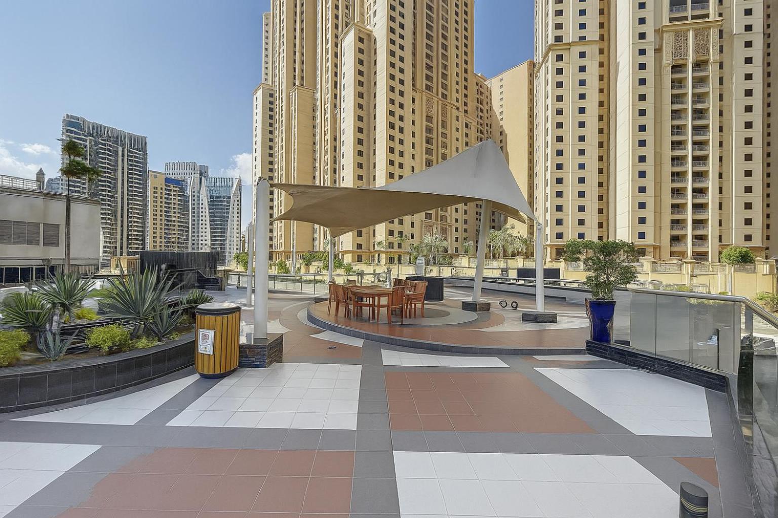 Keyrock - Dubai Marina Apartment with Stunning Sea View, Pool, Gym & Free Parking