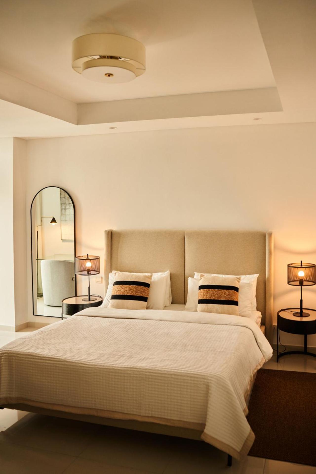 Luxury 58th Floor Seaview 2BR - Paramount Midtown - 6 Guests - 64F Pool Access & Burj View