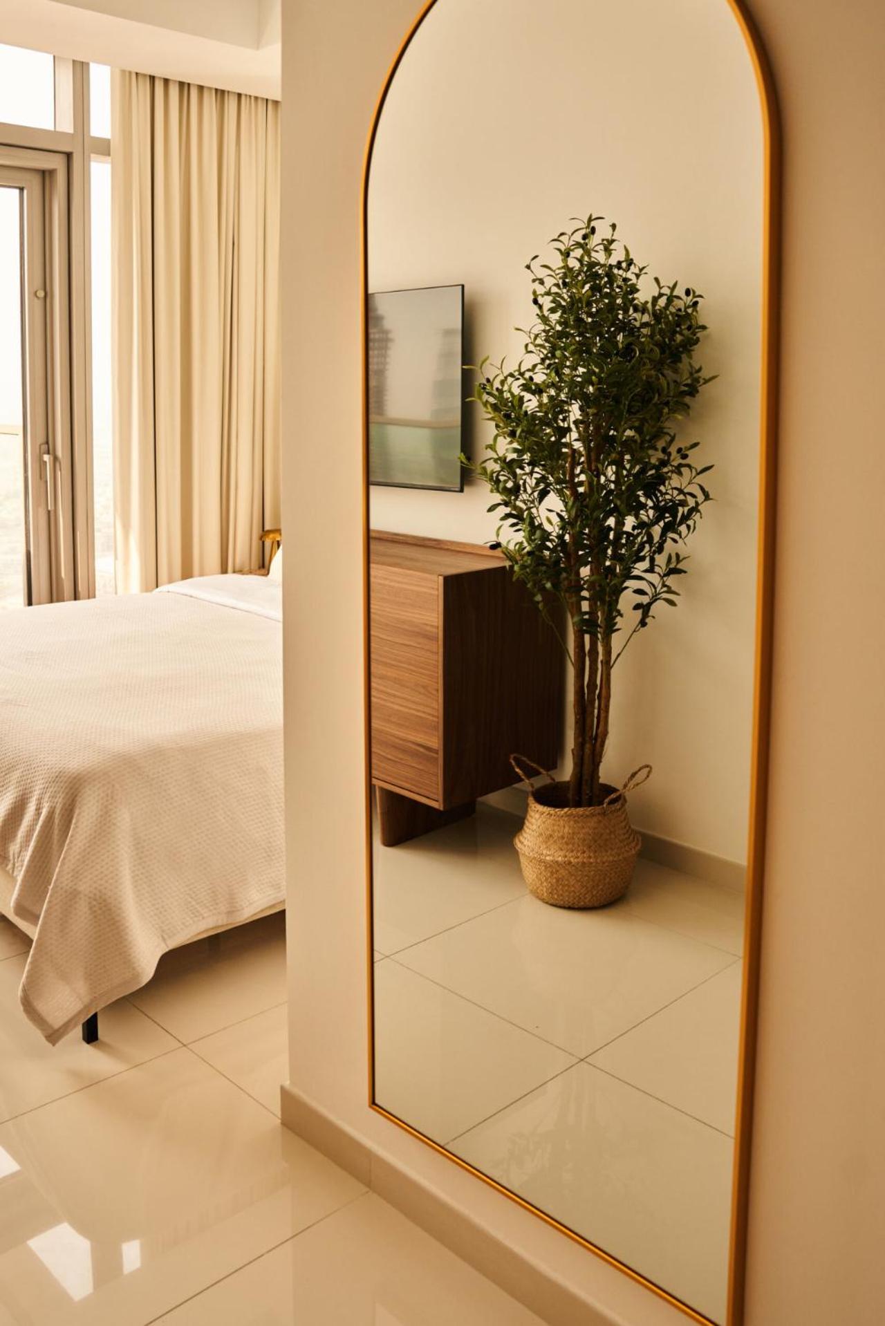 Luxury 58th Floor Seaview 2BR - Paramount Midtown - 6 Guests - 64F Pool Access & Burj View
