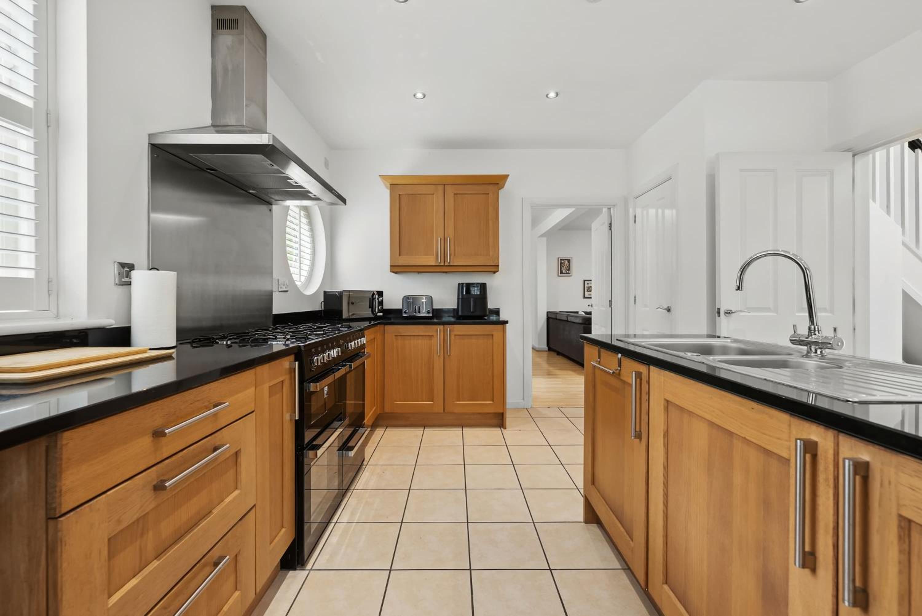 Modern 3BR Home in 2 Nether Hall Near M6 J7 with Hot Tub, Smart TV and Free Parking