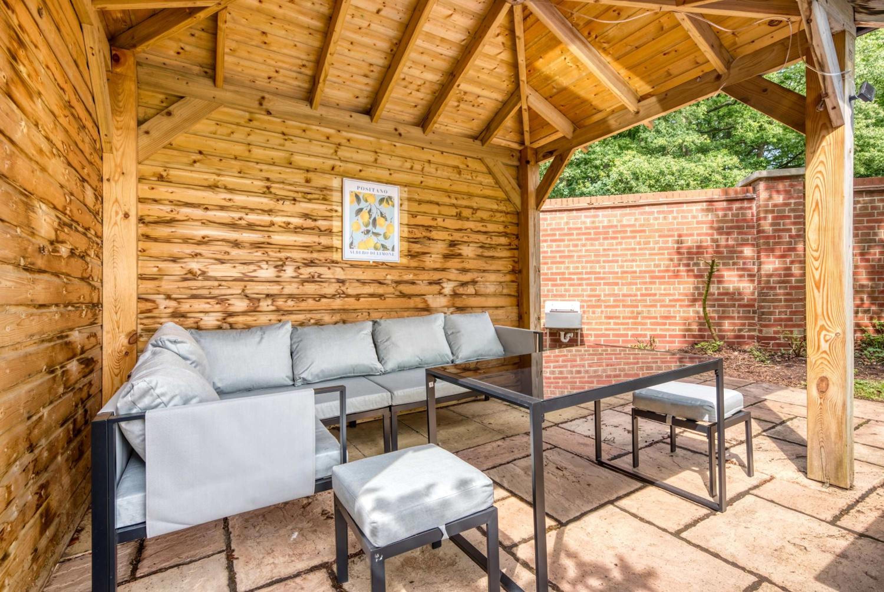 Modern 3BR Home in 2 Nether Hall Near M6 J7 with Hot Tub, Smart TV and Free Parking