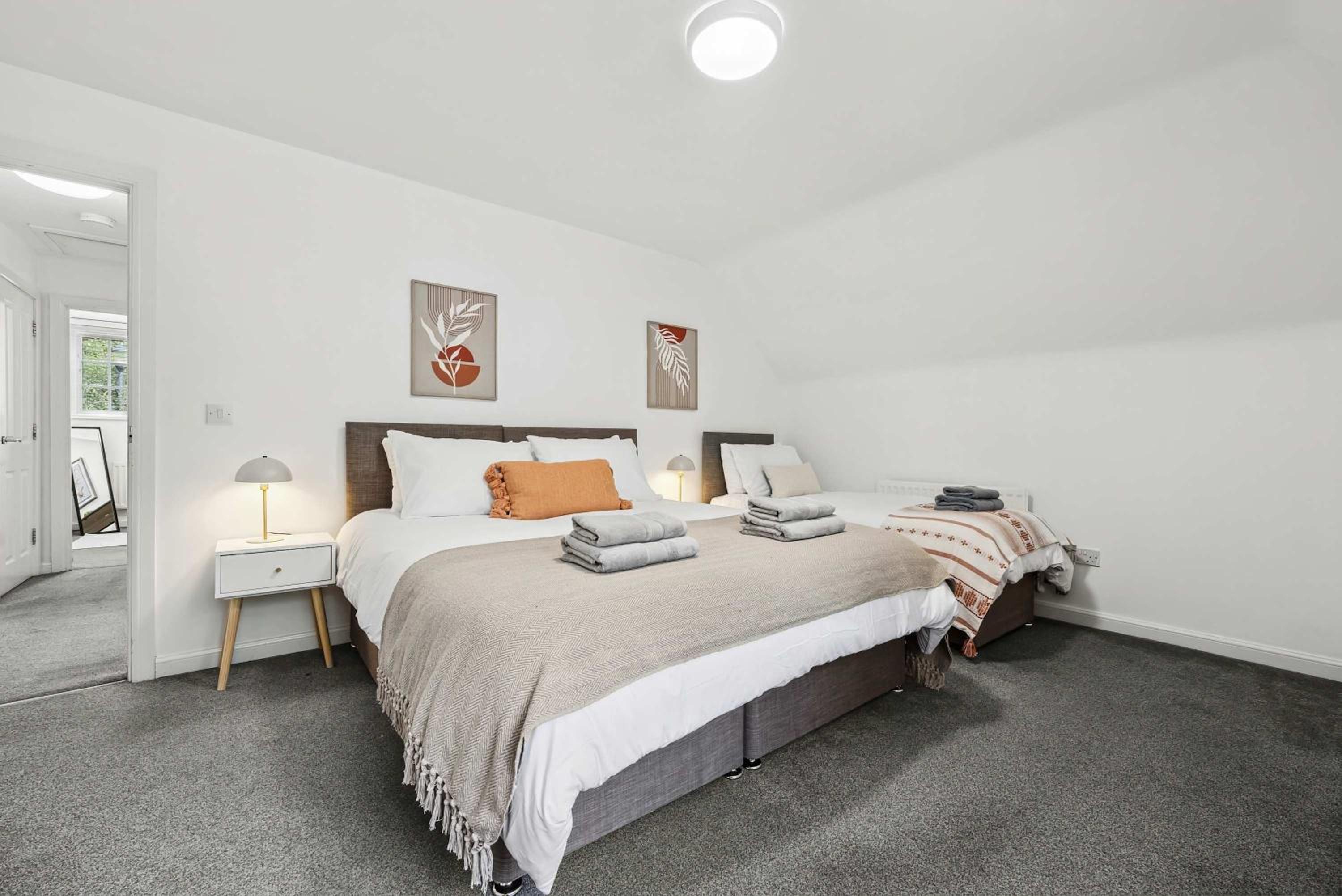 Modern 3BR Home in 2 Nether Hall Near M6 J7 with Hot Tub, Smart TV and Free Parking