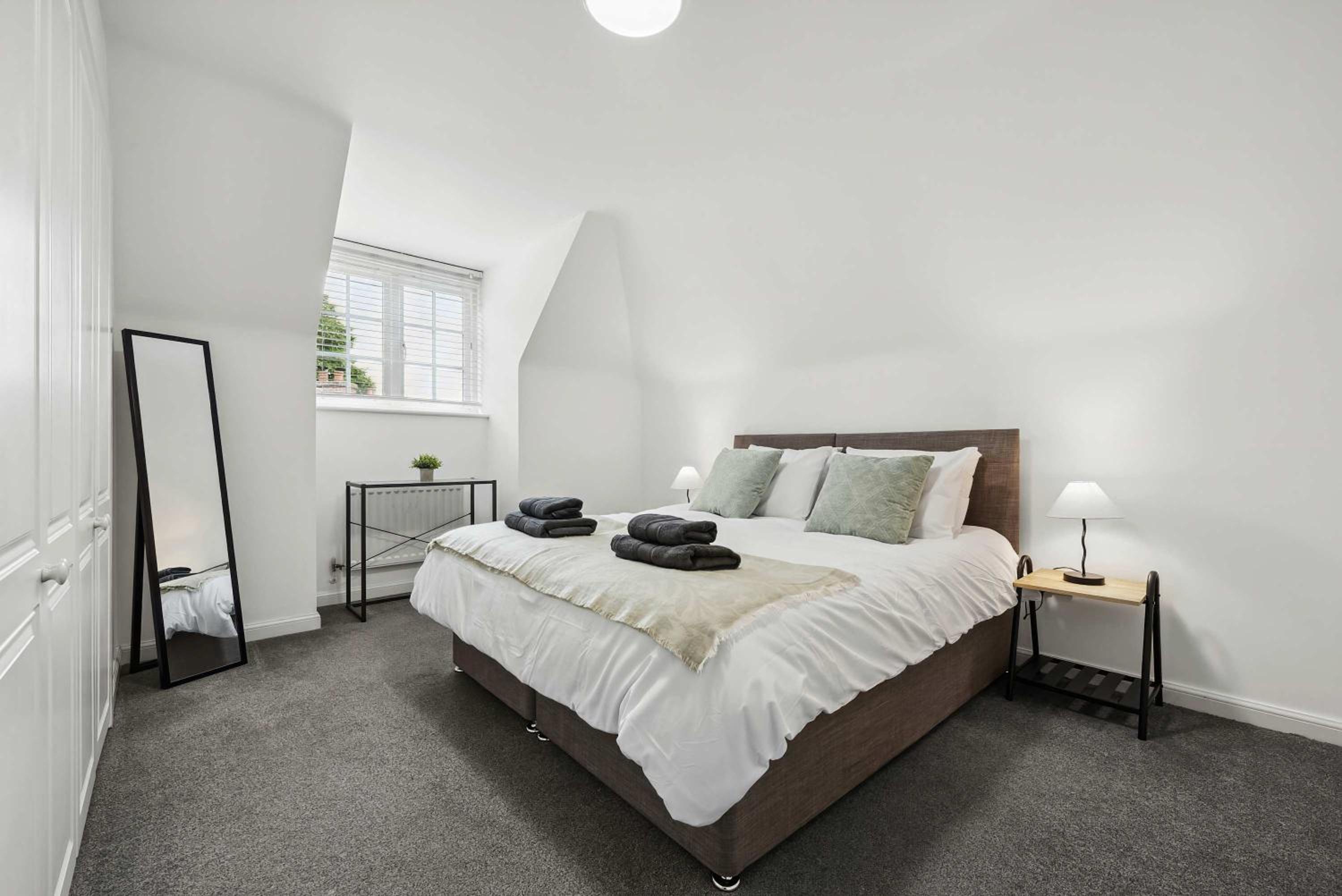 Modern 3BR Home in 2 Nether Hall Near M6 J7 with Hot Tub, Smart TV and Free Parking