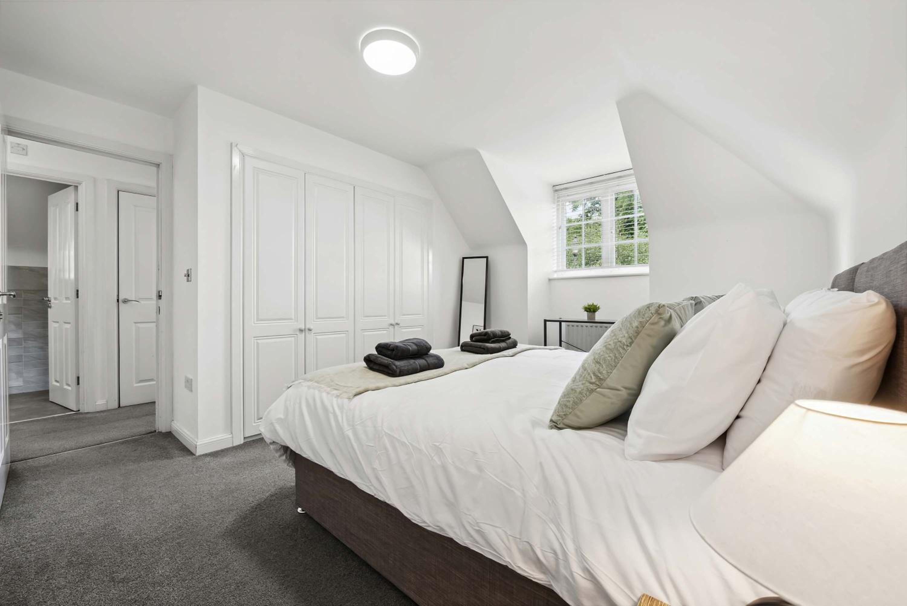 Modern 3BR Home in 2 Nether Hall Near M6 J7 with Hot Tub, Smart TV and Free Parking