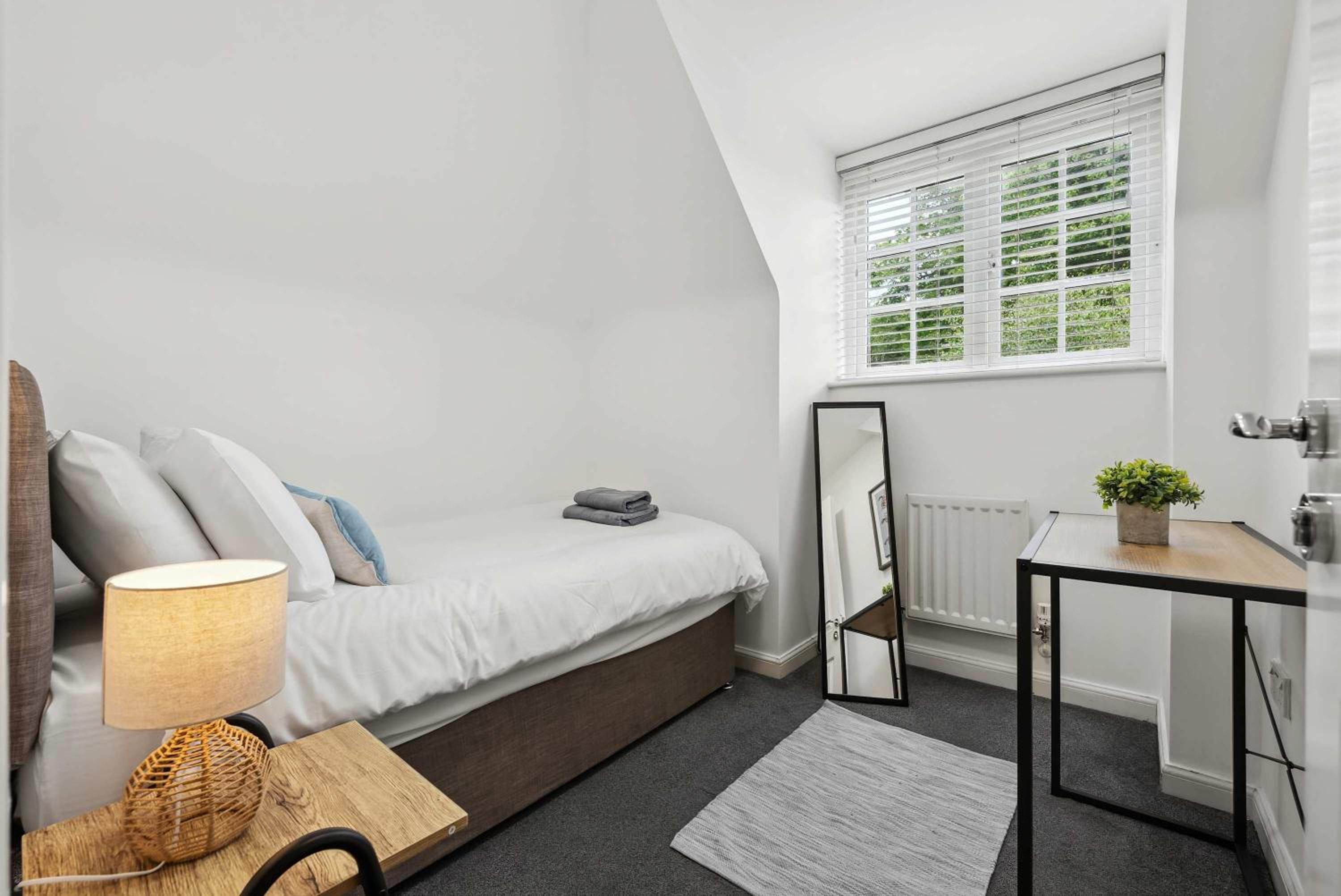Modern 3BR Home in 2 Nether Hall Near M6 J7 with Hot Tub, Smart TV and Free Parking
