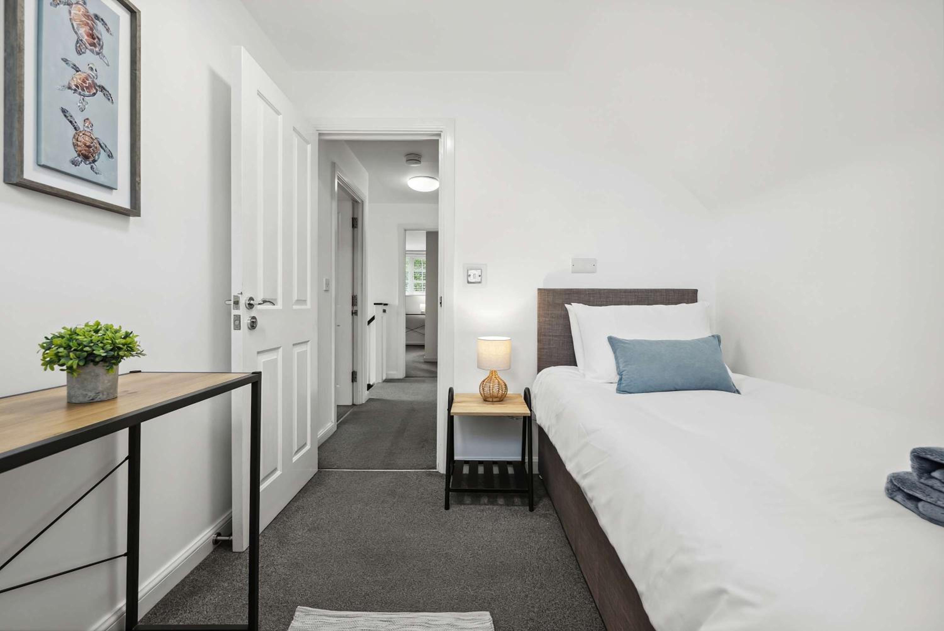 Modern 3BR Home in 2 Nether Hall Near M6 J7 with Hot Tub, Smart TV and Free Parking