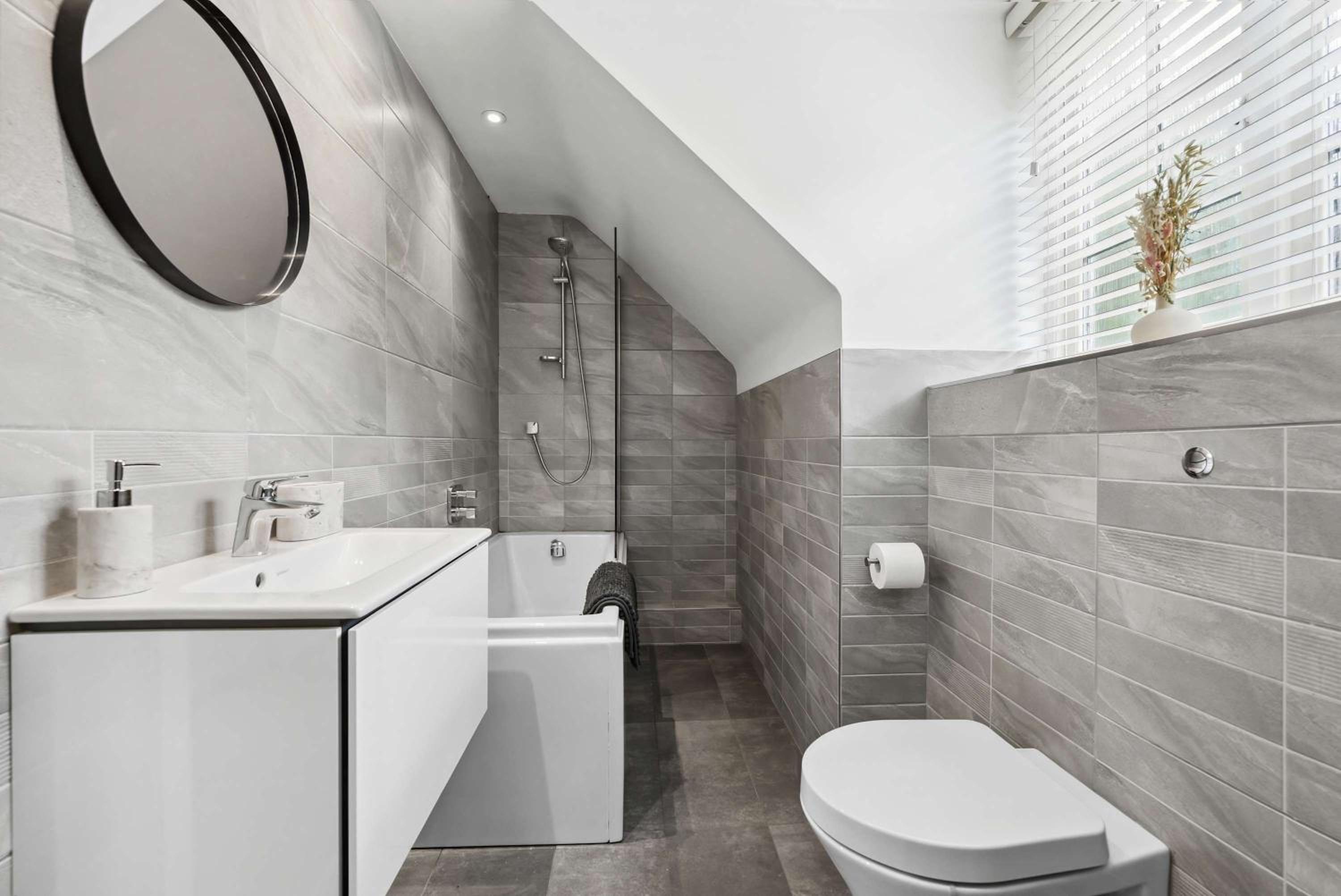 Modern 3BR Home in 2 Nether Hall Near M6 J7 with Hot Tub, Smart TV and Free Parking