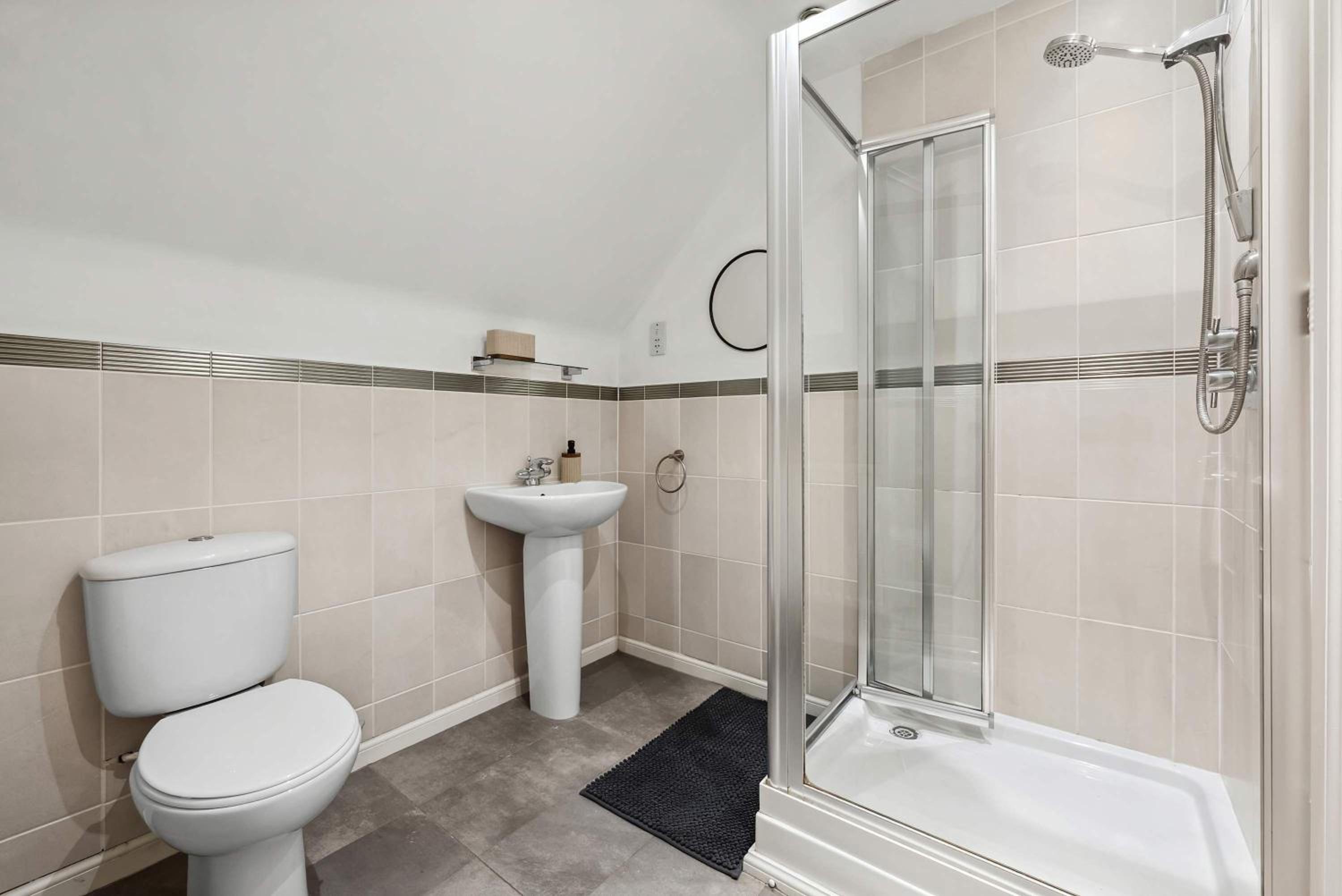 Modern 3BR Home in 2 Nether Hall Near M6 J7 with Hot Tub, Smart TV and Free Parking
